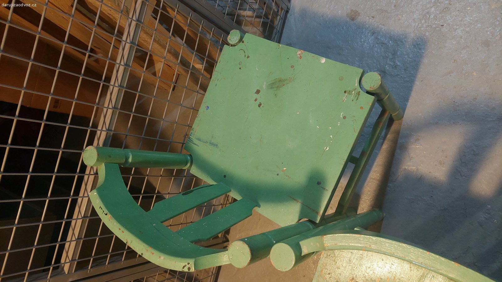 Retro stůl a 4 židle. Daruji za odvoz zajímavý stůl z masivu a 4 židle, potřebuje oškrábat, ale skrývá se v něm poklad. Dřevo je ve velmi dobrém stavu. Rozměry stolu 70x120, výška 72