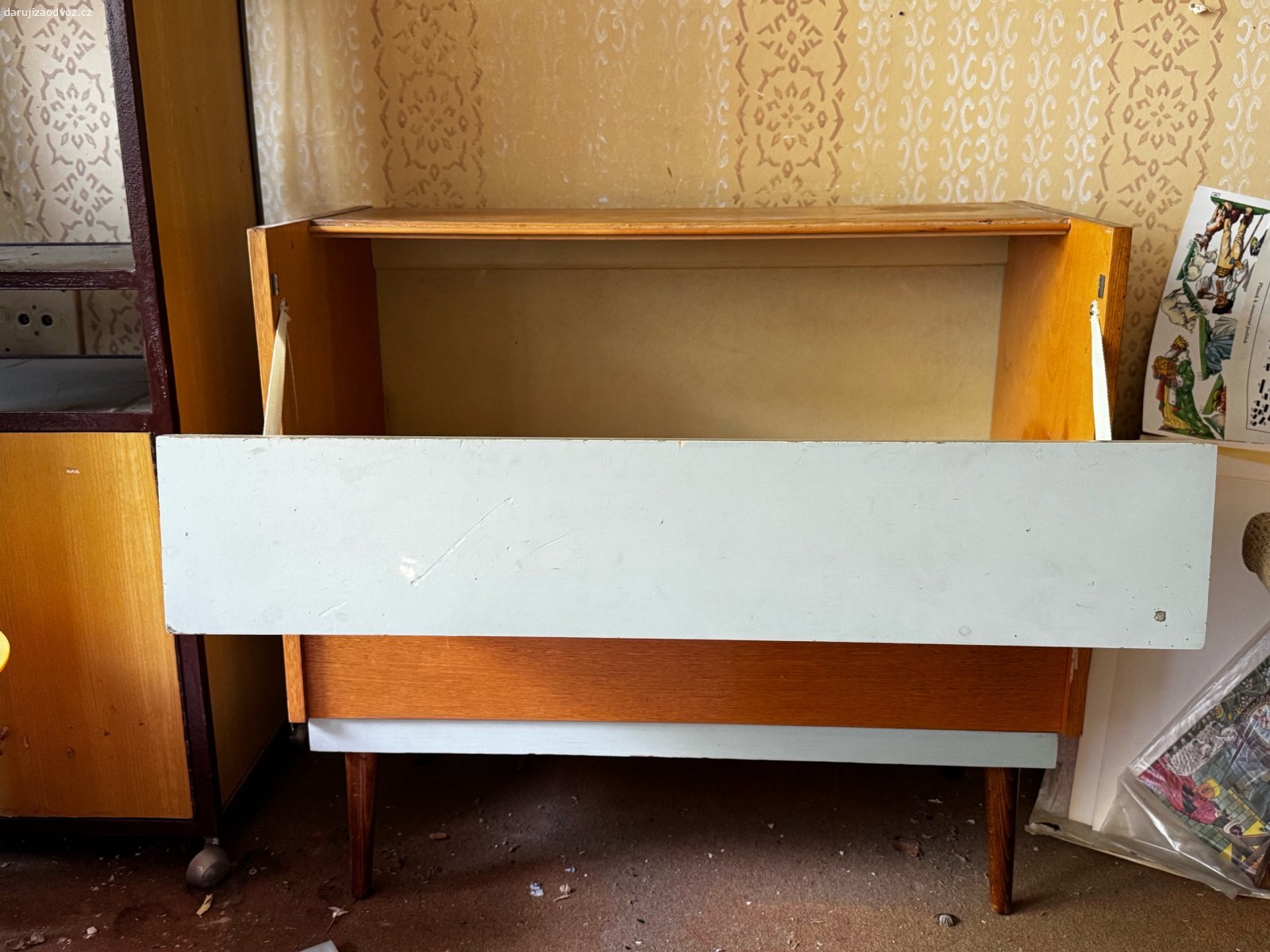 Retro výklopná skříňka / peřináč. Daruji za odvoz DVĚ stylové retro výklopné skříňky (peřináče) na dřevěných nožkách.  Šířka 80 cm. Díky výklopným dvířkům nabízí velký úložný prostor a hodí se na peřiny, deky, hračky nebo další věci do domácnosti. Může posloužit také jako zajímavý retro kousek na chalupu nebo po renovaci jako designový nábytek.

Skříňky jsou pevné, zachovalé, nesou běžné známky používání. Před předáním bude kompletně vyklizená – věci na fotografiích nejsou součástí nabídky.