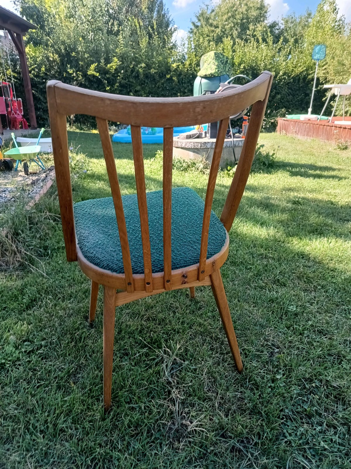 Retro židle TON. Daruji za odvoz ikonickou retro jídelní židli z 60. let, design Antonín Šuman (styl Brusel, ohýbané bukové dřevo). Židle má charakteristické elegantně tvarované příčky na opěradle a subtilní nohy.
Stav: Nálezový, v původním stavu před renovací.
Dřevěná konstrukce je pevná a stabilní, dřevo je zdravé (chybí 2 částmi opěrky zad viz. Foto). Čalounění lze vyčíst ale i vyměnit to už je na novém majiteli.
Využití: Skvělý kousek pro kreativního kutila na zrestaurování, do stylového retro interiéru nebo jako designová židle k pracovnímu stolu