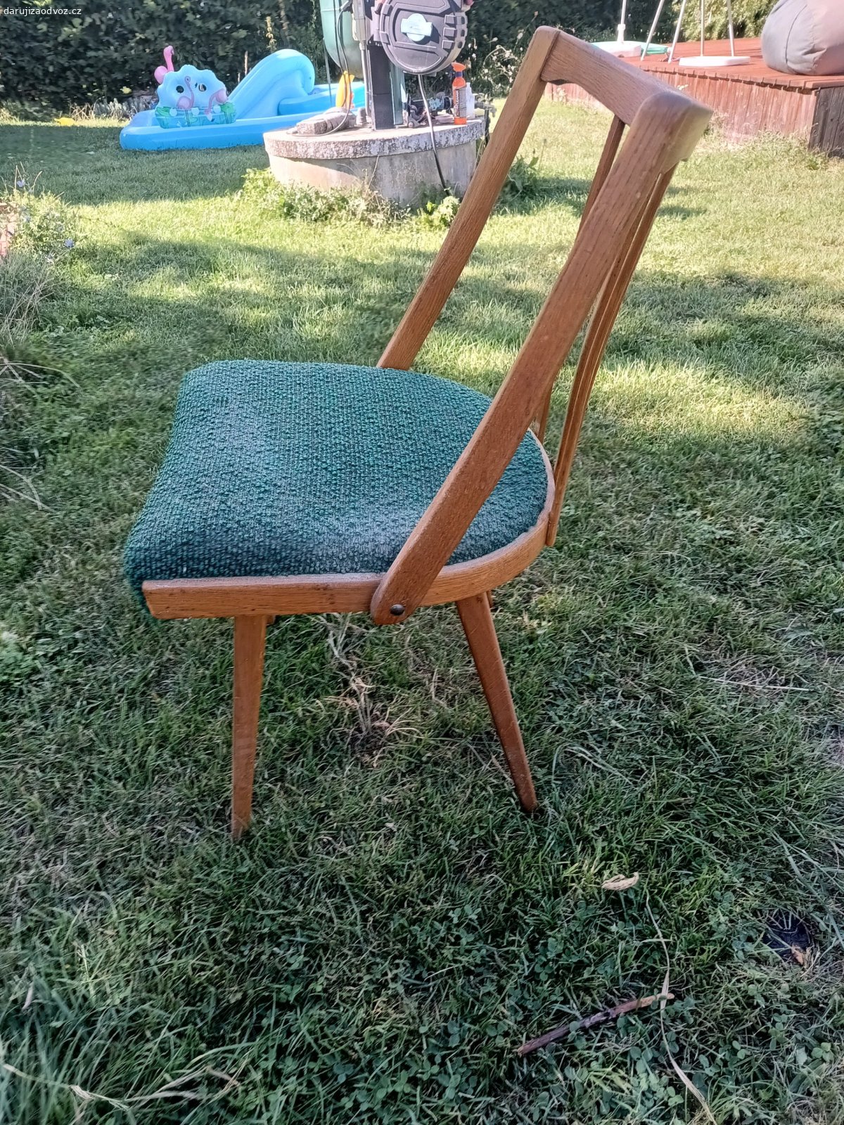 Retro židle TON. Daruji za odvoz ikonickou retro jídelní židli z 60. let, design Antonín Šuman (styl Brusel, ohýbané bukové dřevo). Židle má charakteristické elegantně tvarované příčky na opěradle a subtilní nohy.
Stav: Nálezový, v původním stavu před renovací.
Dřevěná konstrukce je pevná a stabilní, dřevo je zdravé (chybí 2 částmi opěrky zad viz. Foto). Čalounění lze vyčíst ale i vyměnit to už je na novém majiteli.
Využití: Skvělý kousek pro kreativního kutila na zrestaurování, do stylového retro interiéru nebo jako designová židle k pracovnímu stolu