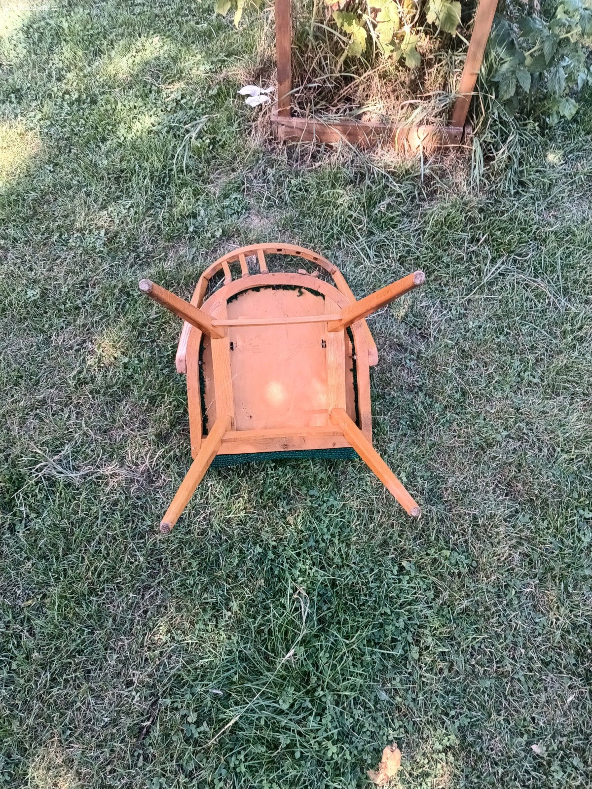 Retro židle TON. Daruji za odvoz ikonickou retro jídelní židli z 60. let, design Antonín Šuman (styl Brusel, ohýbané bukové dřevo). Židle má charakteristické elegantně tvarované příčky na opěradle a subtilní nohy.
Stav: Nálezový, v původním stavu před renovací.
Dřevěná konstrukce je pevná a stabilní, dřevo je zdravé (chybí 2 částmi opěrky zad viz. Foto). Čalounění lze vyčíst ale i vyměnit to už je na novém majiteli.
Využití: Skvělý kousek pro kreativního kutila na zrestaurování, do stylového retro interiéru nebo jako designová židle k pracovnímu stolu
