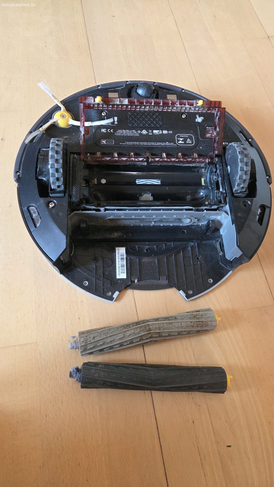 Robotický vysavač iRobot Roomba 870. ​Daruji za odvoz funkční robotický vysavač iRobot Roomba 870. Skvělý pomocník na běžný úklid podlah i koberců. Baterie byla již jednou vymenena. 
​Součástí je i nový náhradní HEPA filtr a elektrické věže pro vymezení prostoru, kam robot nemá jezdit. 
​Jediný známý defect je utržená rukojeť na přenášení, pravděpodobně to půjde nějak opravit. Na samotný úklid a provoz vysavače nemá žádný vliv.