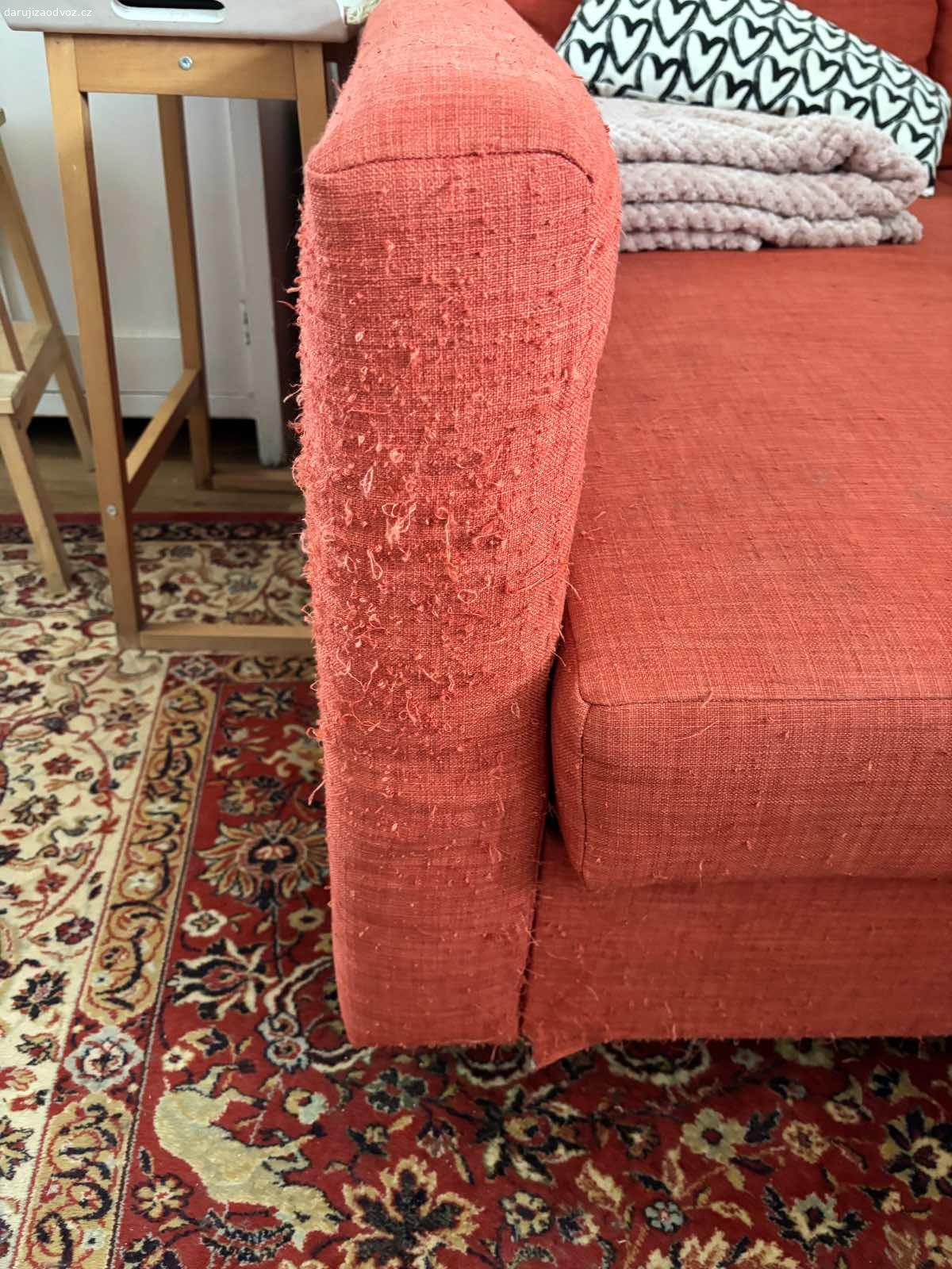 Pohovka IKEA rohová, rozklad. s úlož. prostorem. Daruji za odvoz Ikea pohovku, poškozené čalounění od koček, viz foto