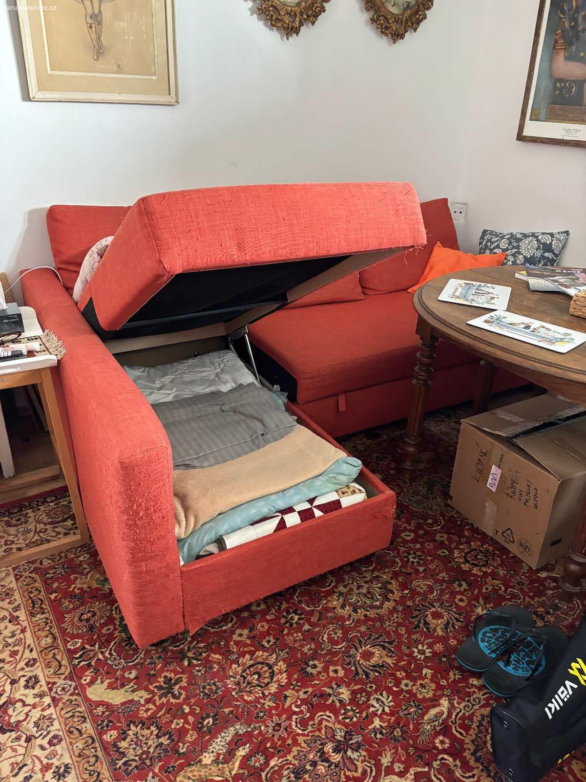 Pohovka IKEA rohová, rozklad. s úlož. prostorem. Daruji za odvoz Ikea pohovku, poškozené čalounění od koček, viz foto