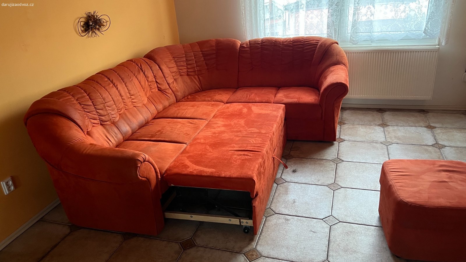Rohová rozkládací sedací souprava. 260 x 210cm, plocha lůžka 200 x 120cm. Křeslo a taburet s úložným prostorem. Používané ale nepotrhané. Daruji za naložení a odvoz. Lokalita Lány.
