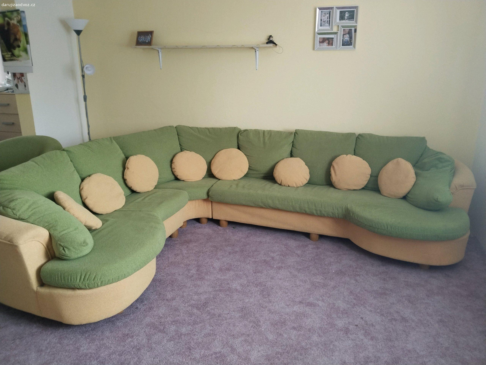 rohová sedací souprava. rohová sedaci souorava, bez možnosti rozložení. v pěkném zachovalém stavu. křeslo s podnožkou. rozměry Šířka 2,3x2,9 m
Výška sedaku 39cm ,Hloubka 90 cm,Výška 64 cm