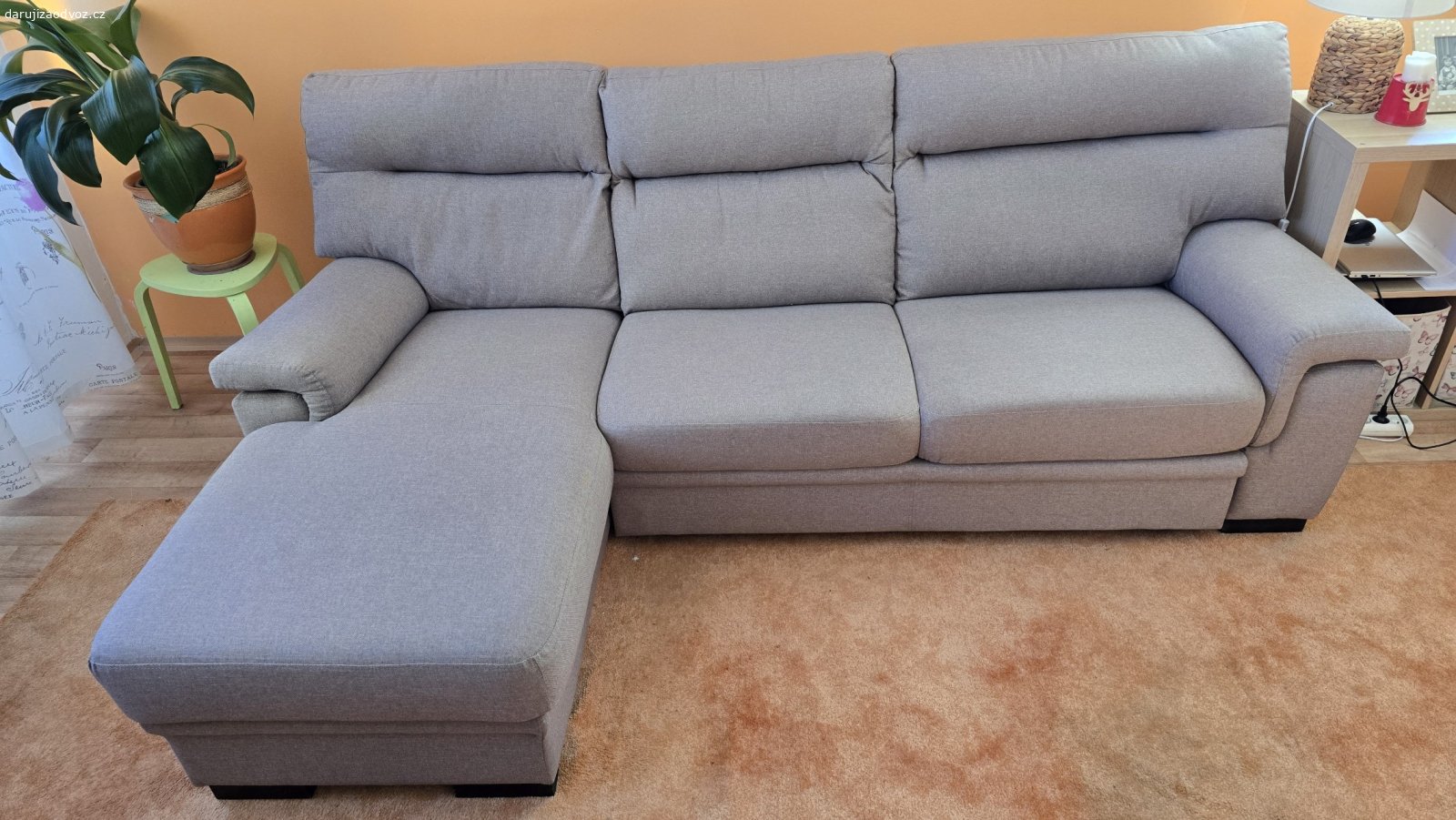 Rohová sedací souprava. Rohová sedací souprava levá,  rozkládací. Barva šedobéžová Rozměry d 240  š 150. Detailní informace rozměrů na  foto .