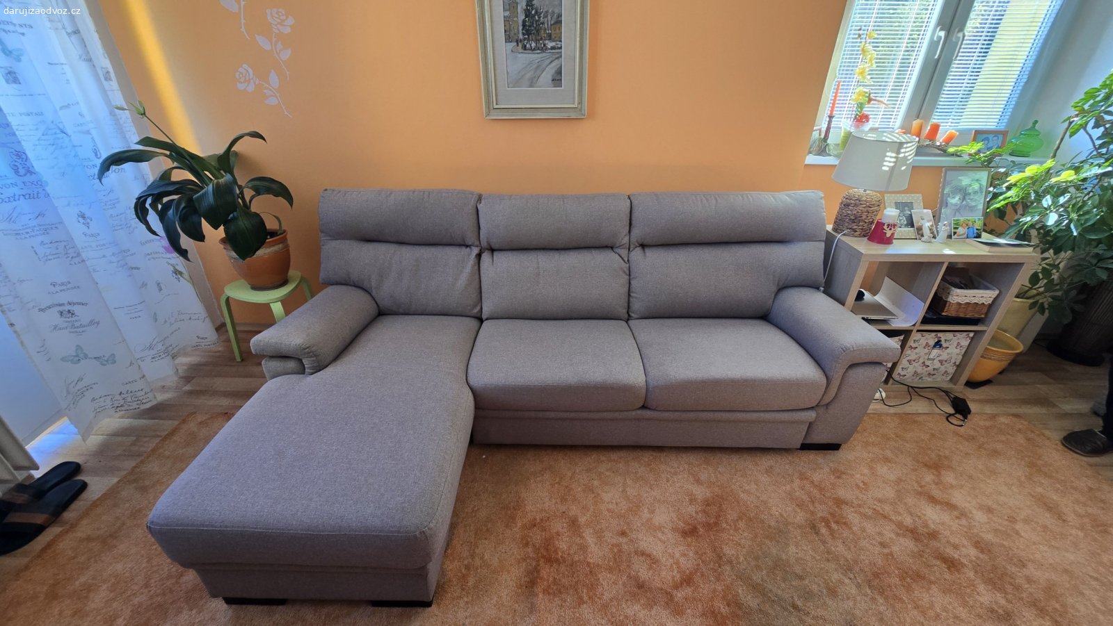Rohová sedací souprava. Rohová sedací souprava levá,  rozkládací. Barva šedobéžová Rozměry d 240  š 150. Detailní informace rozměrů na  foto .