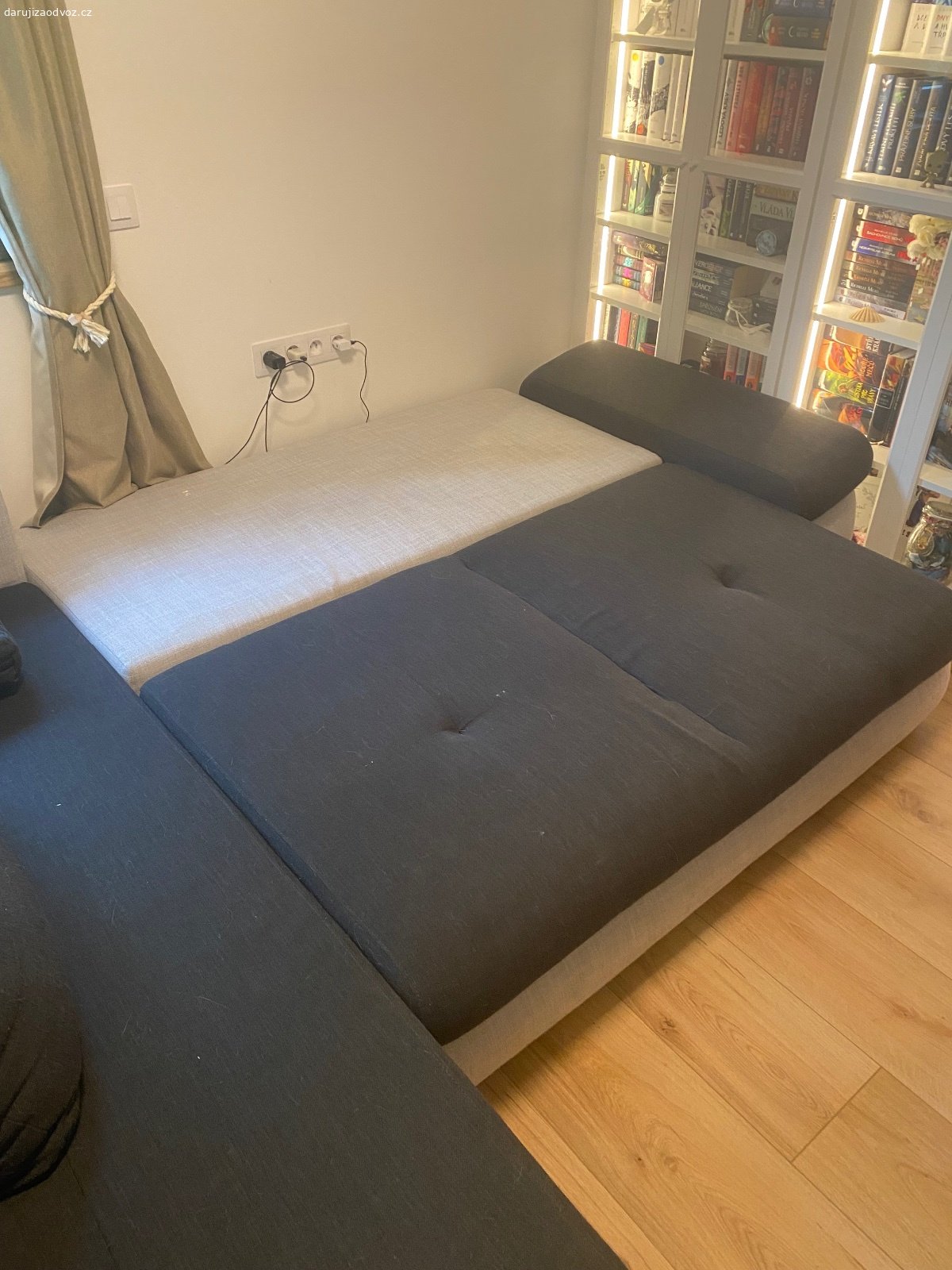 Rohový gauč. Rezervováno
Použivaný, s úložným prostorem, rozkládací
Rozměr cca 310x220cm
Sedací šást 90cm
Rozložená část 160 cm

Po rodině s dítětem a psem