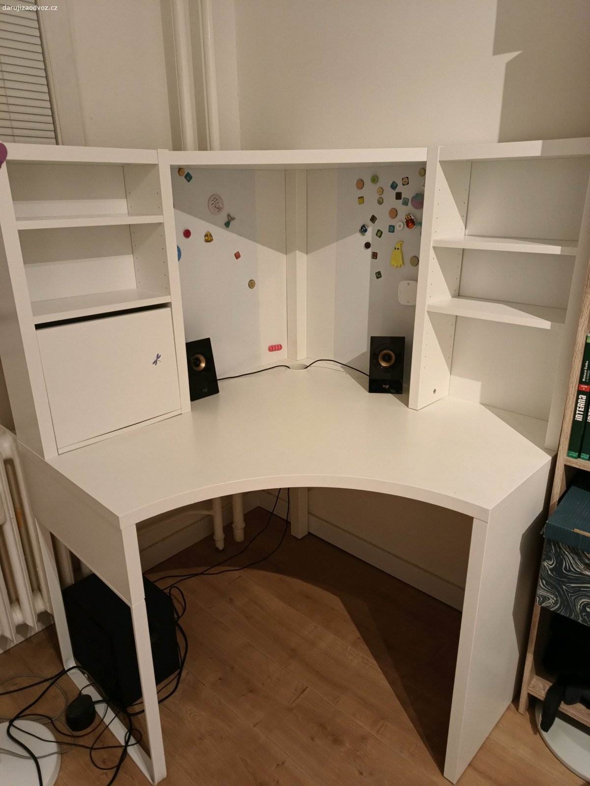 Rohový pracovní, psací stolík IKEA. Pouze osobní vyzvednutí v Praze. Skvělý stolík pro dítě i dospělého, má množství úložného prostoru a magnetické tabule na fotky obrázky a poznámky. Má pár oděrků a je popsaný - na fotkách vidět, myslím že by šlo vyčistit, nezkoušela jsem. Má přilepený jeden háček na zavěšení oblíbených věcí. Daruji z důvodu stěhování, kde v novém bytě není na něj prostor, bohužel. Také s malým dítětem nemám vůbec čas si ke stolíku sednout. Původní cena byla kolem 5000 kč. POUZE osobní vyzvednutí v Praze. Kdo dřív přijde, ten dřív bere.