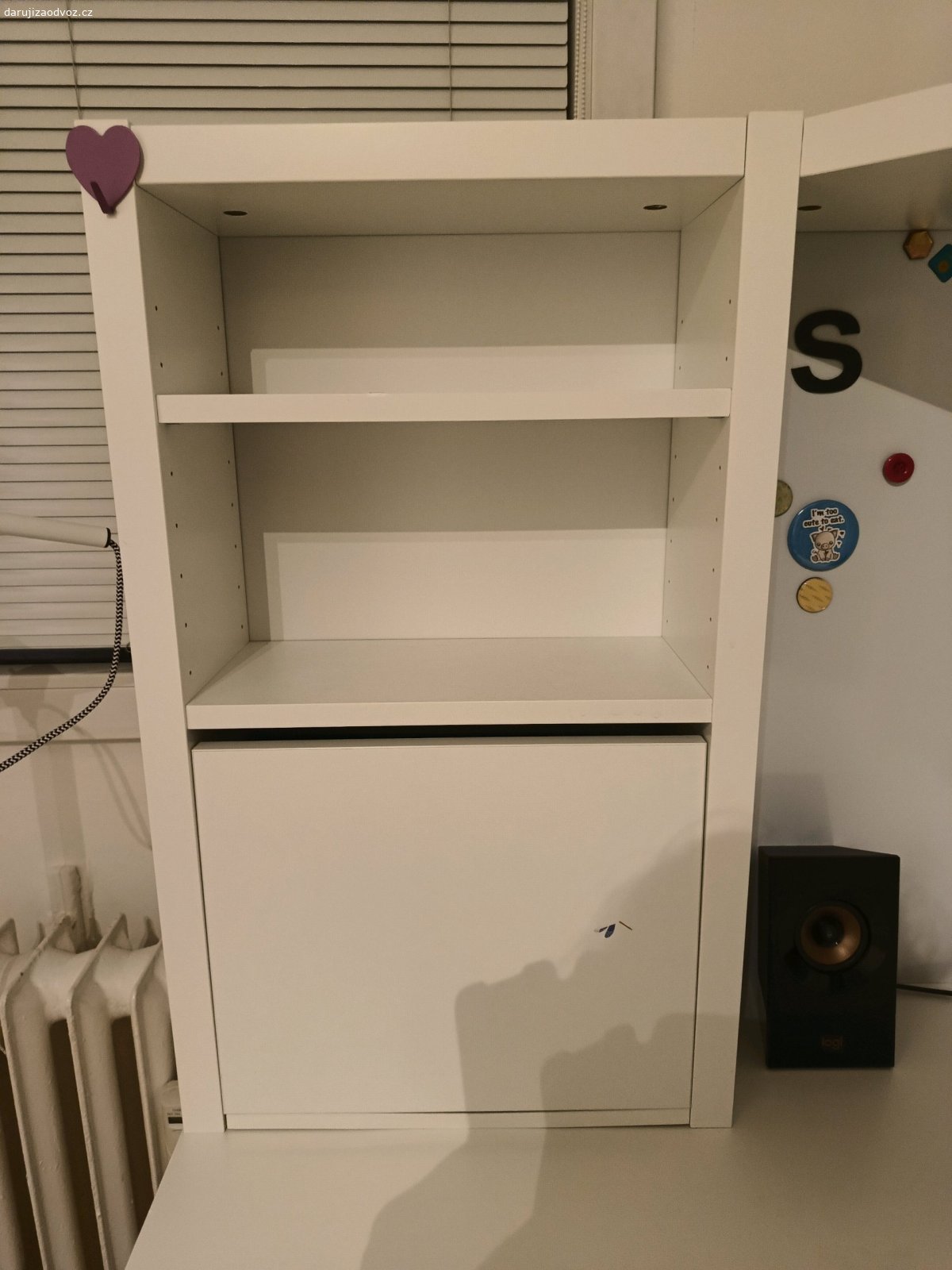 Rohový pracovní, psací stolík IKEA. Pouze osobní vyzvednutí v Praze. Skvělý stolík pro dítě i dospělého, má množství úložného prostoru a magnetické tabule na fotky obrázky a poznámky. Má pár oděrků a je popsaný - na fotkách vidět, myslím že by šlo vyčistit, nezkoušela jsem. Má přilepený jeden háček na zavěšení oblíbených věcí. Daruji z důvodu stěhování, kde v novém bytě není na něj prostor, bohužel. Také s malým dítětem nemám vůbec čas si ke stolíku sednout. Původní cena byla kolem 5000 kč. POUZE osobní vyzvednutí v Praze. Kdo dřív přijde, ten dřív bere.