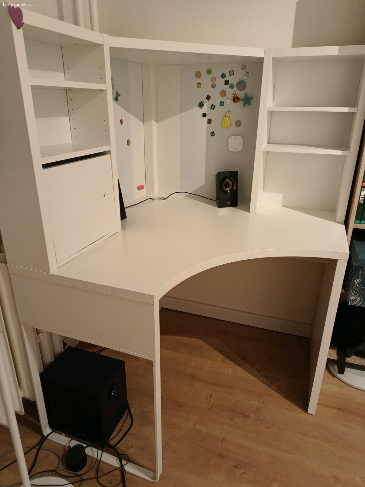 Rohový pracovní, psací stolík IKEA. Pouze osobní vyzvednutí v Praze. Skvělý stolík pro dítě i dospělého, má množství úložného prostoru a magnetické tabule na fotky obrázky a poznámky. Má pár oděrků a je popsaný - na fotkách vidět, myslím že by šlo vyčistit, nezkoušela jsem. Má přilepený jeden háček na zavěšení oblíbených věcí. Daruji z důvodu stěhování, kde v novém bytě není na něj prostor, bohužel. Také s malým dítětem nemám vůbec čas si ke stolíku sednout. Původní cena byla kolem 5000 kč. POUZE osobní vyzvednutí v Praze. Kdo dřív přijde, ten dřív bere.
