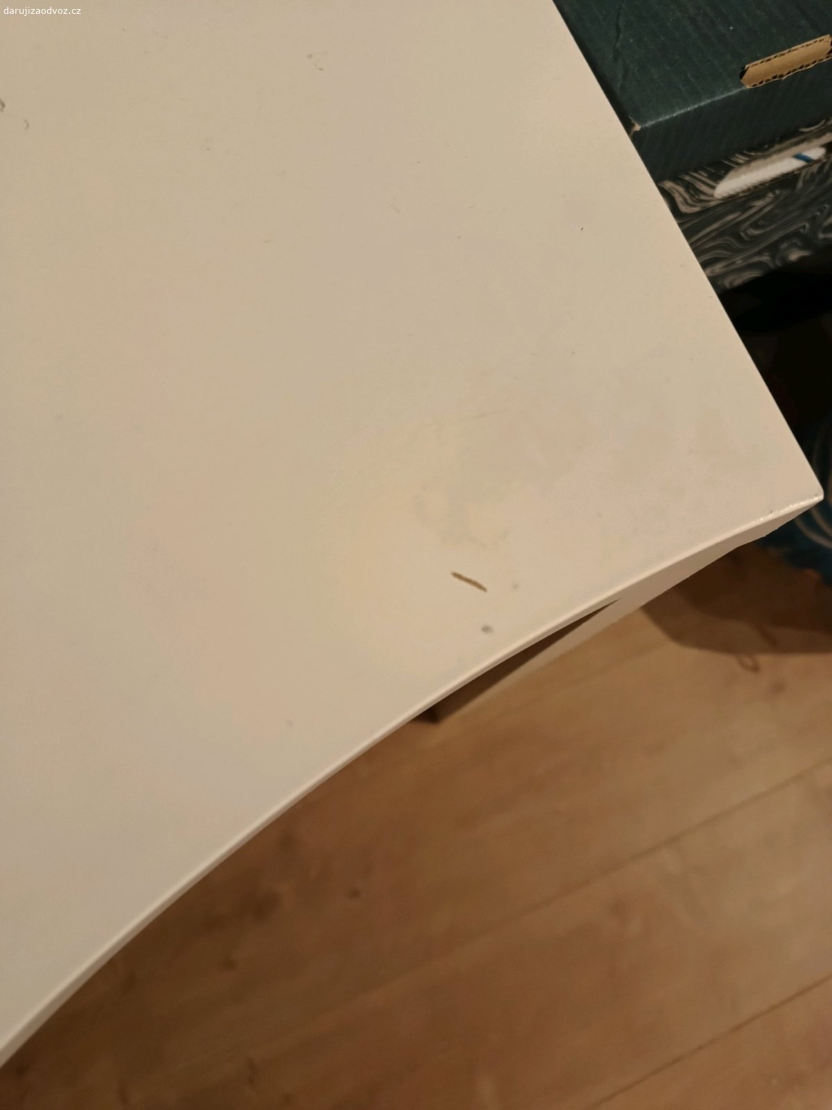 Rohový pracovní, psací stolík IKEA. Pouze osobní vyzvednutí v Praze. Skvělý stolík pro dítě i dospělého, má množství úložného prostoru a magnetické tabule na fotky obrázky a poznámky. Má pár oděrků a je popsaný - na fotkách vidět, myslím že by šlo vyčistit, nezkoušela jsem. Má přilepený jeden háček na zavěšení oblíbených věcí. Daruji z důvodu stěhování, kde v novém bytě není na něj prostor, bohužel. Také s malým dítětem nemám vůbec čas si ke stolíku sednout. Původní cena byla kolem 5000 kč. POUZE osobní vyzvednutí v Praze. Kdo dřív přijde, ten dřív bere.