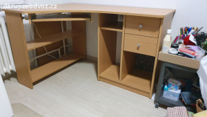 Rohový pracovní stůl