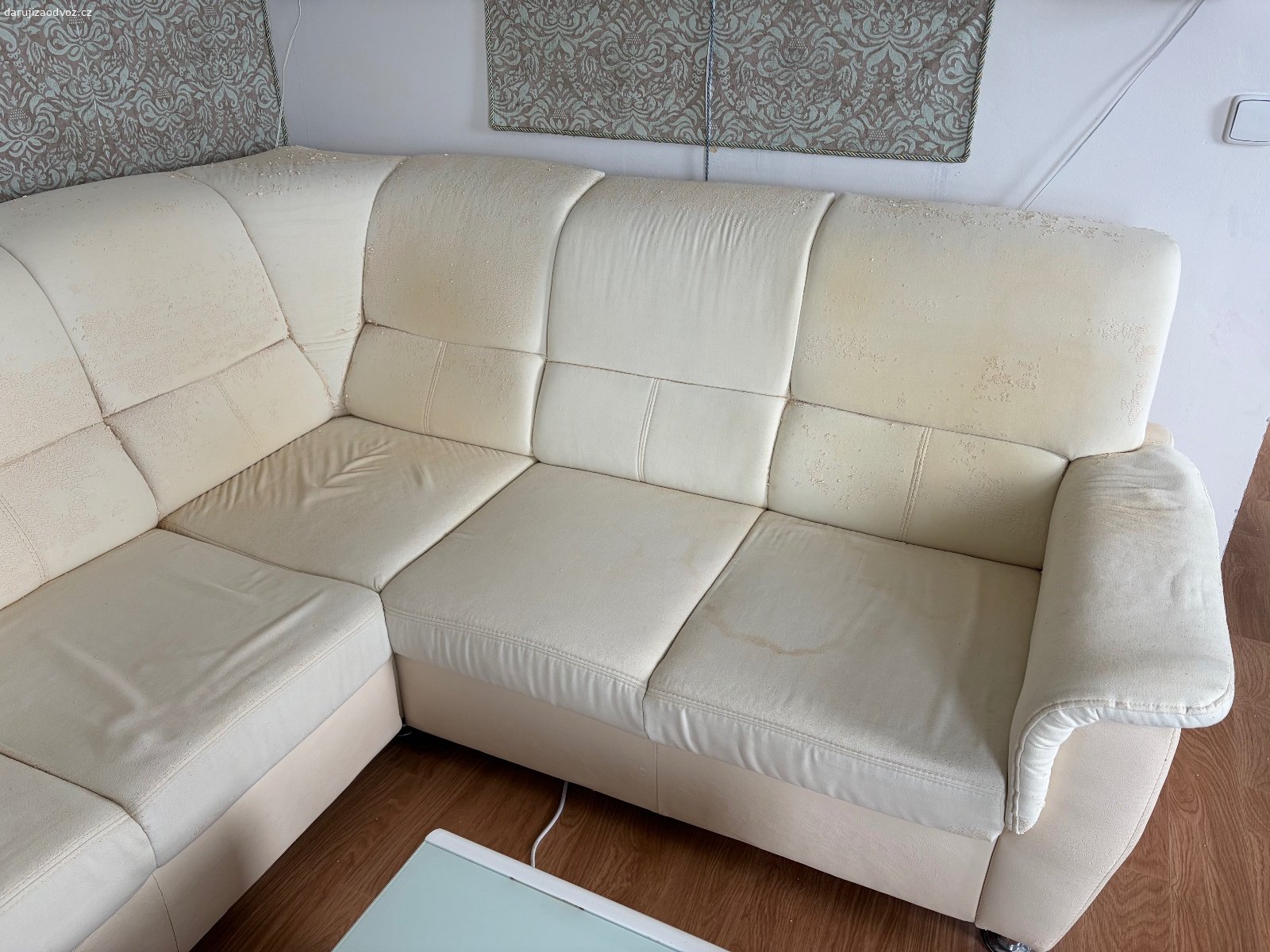 Rohový rozkládací gauč. Daruji rohový rozkládací gauč. Rozměry: 270*220 cm. Koženka už se hodně loupí, ale jinak je v pohodě. Vlastní odběr.
