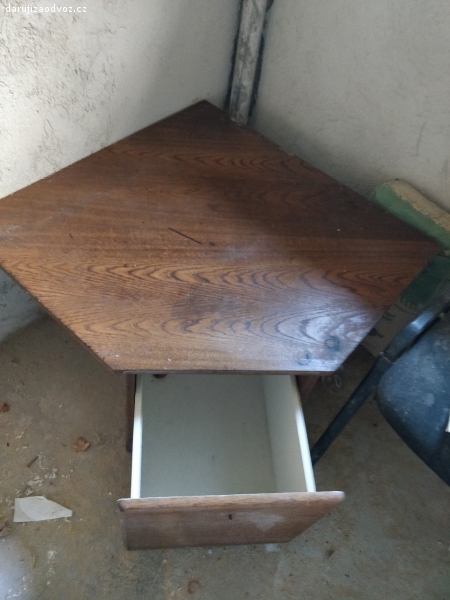 Rohový stolek se šuplíkem 80x80. 80x80 cm. Špinavý, výrazné známky používání, ale ještě poslouží třeba do dílny