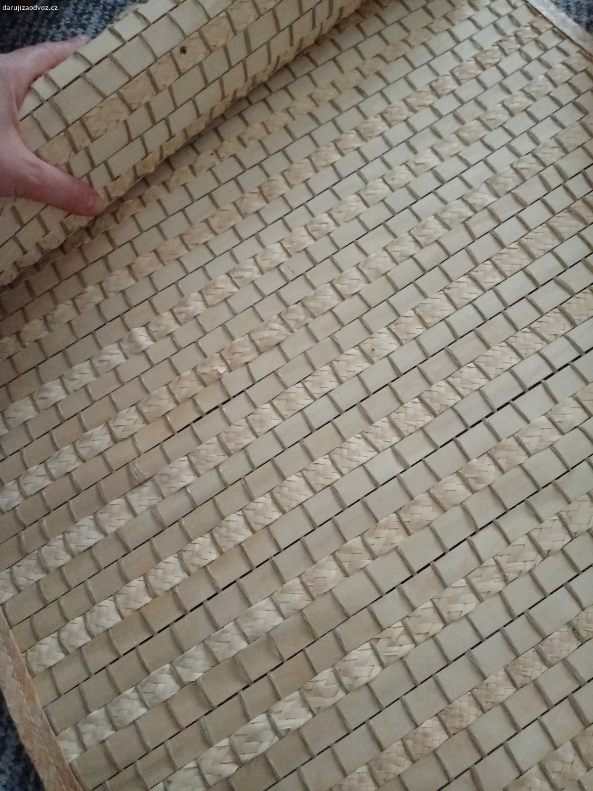Rohož. Na konci dvě díry, tak jedině zkrátit. Rozměr cca 56 x 200 cm.