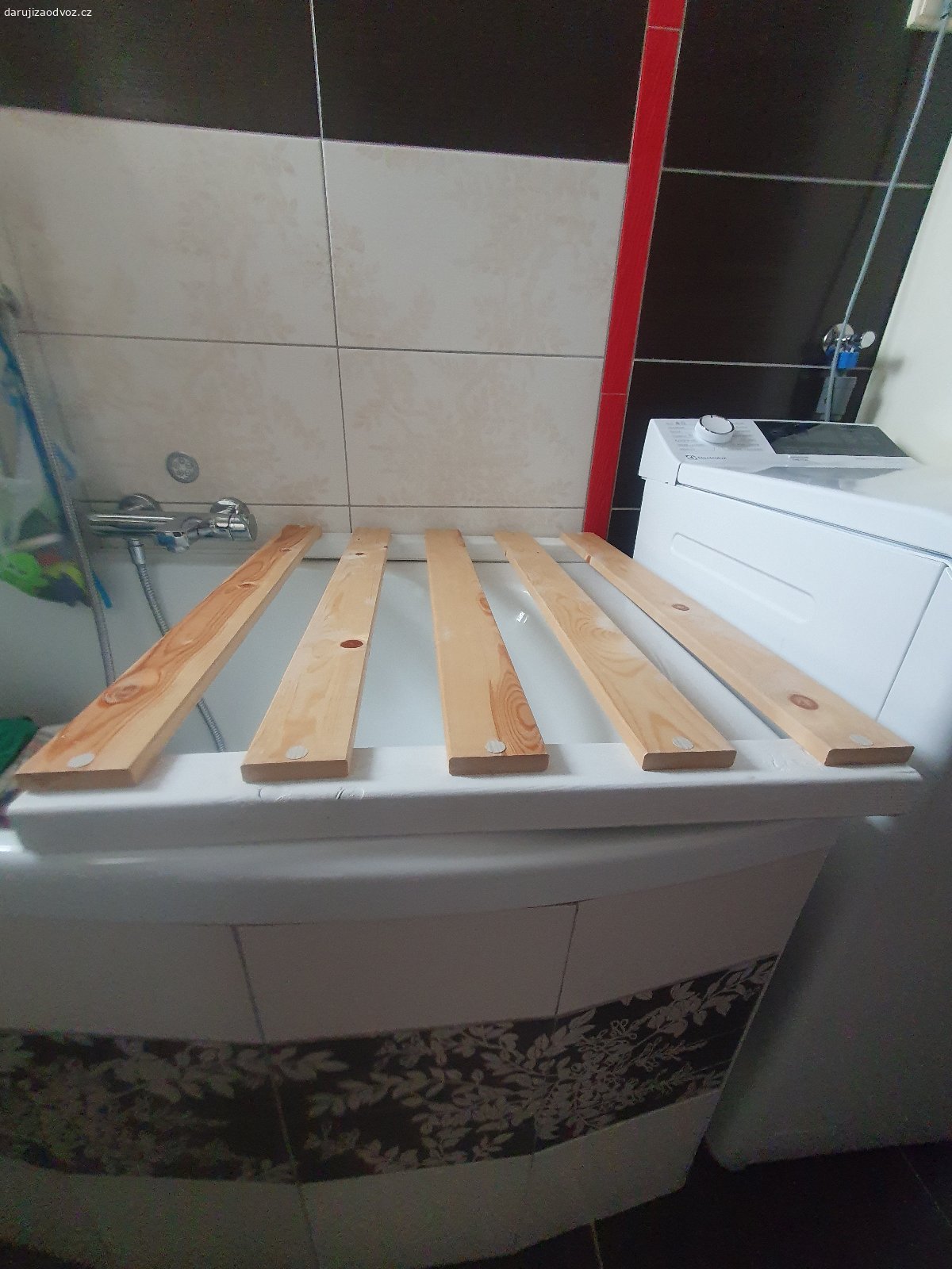 Rošt na vanu na dětskou vaničku. Daruji za odvoz po domácku vyrobený z masivu a natřený balakrylem/lazurou ze spoda gumové pásky,proti odření vany.