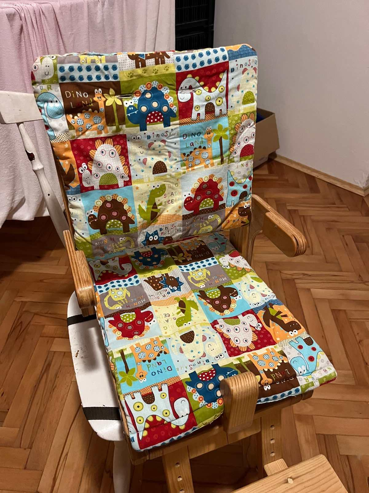 Rostoucí jídelní židlička zn. Tabra + učící věž. Vymenim rostouci jidelni zidlicku z masivu ceske znacky Tabra spolu s drevenou ucici vez domaci vyroby za 3-5kg bio ovozel/prebytky ze zahradky. 

Rostouci drevena jidelni zidlicka ceske znacky Tabra. PC: 5000,-  : 
- diky nastavitelnym komponentum vydrzi detatku od 1. prikrmu az do cca 8mi let. 
- 2 sady mekkych pratelnych bavlnenych potahu  ? volitelne pasy na pripoutani detatka (nedoporucovany pri BLW metode) 
- hezka, po jednom diteti, bezne opotrebeni, viz foto 
- kvalitni zpracovani, celomasiv= podpora ceske znacky 
- jednoduche upevneni na jidleni zidli dle Vaseho vyberu

 *jsme non toxic domacnost  

Nejlepsi bude osobni predani- Praha 20/Prosek.

Ucici vez: 

- 3 vysky stupatka (nejvyssi jde pouzit i jako nouzovka na sezeni)
- domaci vyroba, plne funckni
- masivni drevo