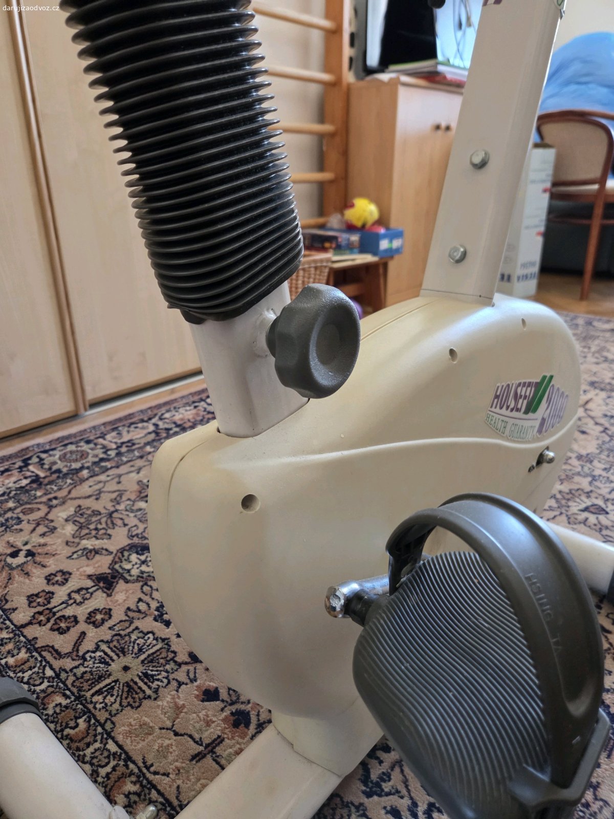 Rotoped Housefit za odvoz. Rotoped s magnetickou brzdou, funkční. Nastavitelné tření, výška sedadla a poloha řídítek. 

Displej zobrazuje několik údajů včetně srdečního tepu, který je měřen pomocí kolíčku.

Vyzvednutí na Praze 2 u Náměstí Míru v těchto časech: 
Úterý 18:00-20:00
Středa 12:30-20:30
Čtvrtek 12:30-20:30

Rozměry cca 70x42x130cm (DxŠxV)
Přidám i manuál.