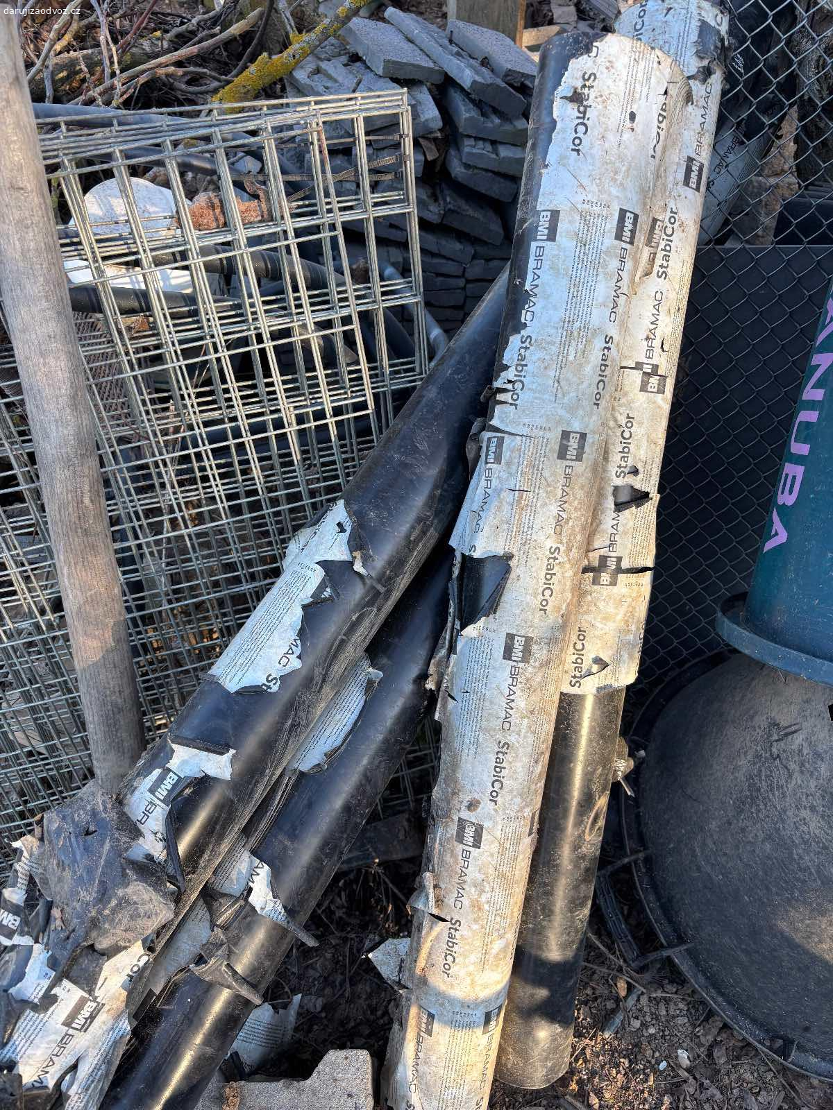 Routy svod antracit plechové. 2ks 3m a 2 ks 1m trochu pokrivene. Byly nove, jen lezely. Za odvoz Hostivice. Piste sms, prosim nevolat. Necham volne pristupne, mozno vyzvednout kdykoliv behem dne ale ci nejdrive.