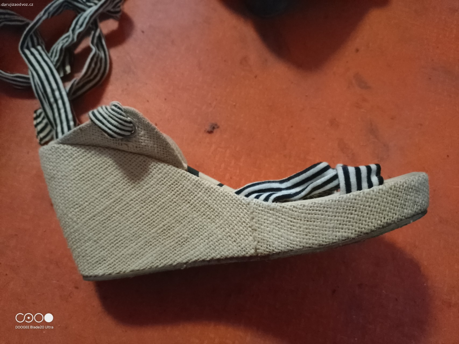 Roxy 41 na platformě. Béžové/tělové sandály na platformě. Nošené párkrát, šňůrkami se páře, ale nemá vliv na funkci. Značka Roxy. Rudná nebo Praha. Pište možnosti vyzvednutí. Prosím nevolat.