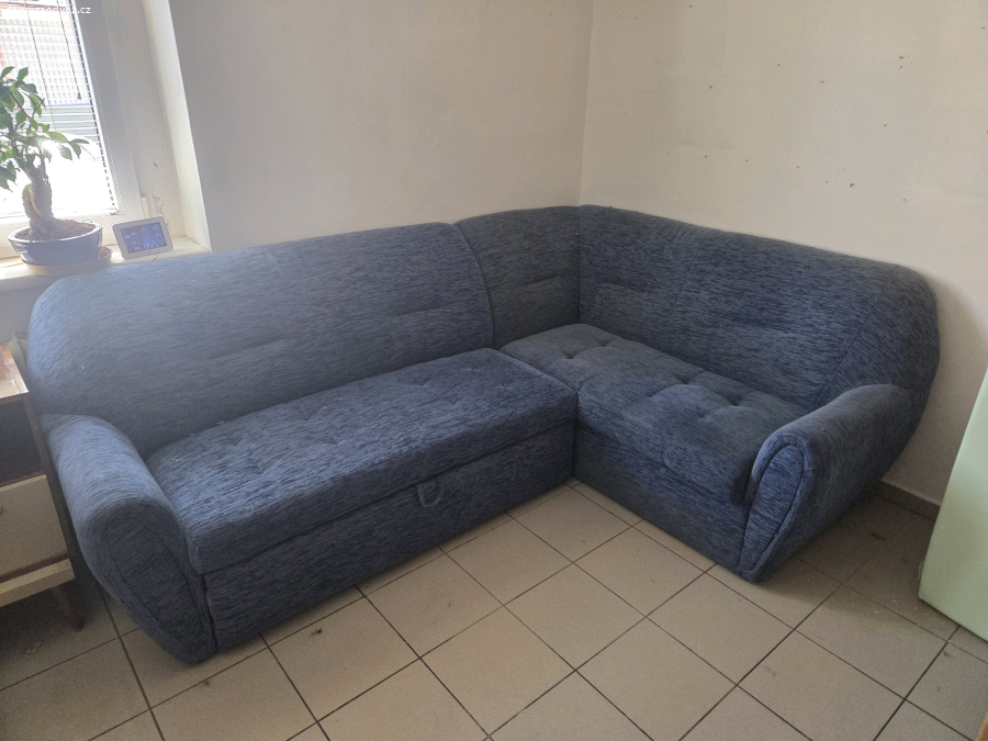 rozkládací gauč + 3 židle