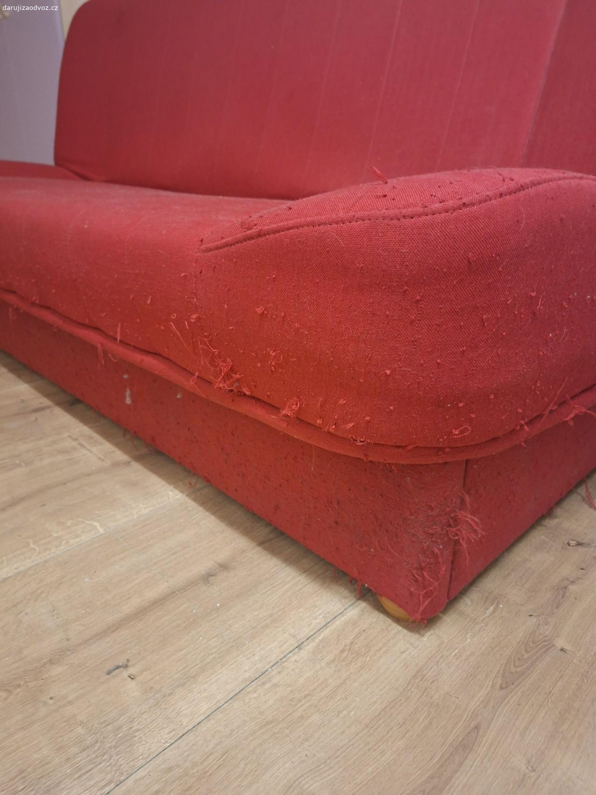 Rozkládací gauč červený. rozkladaci gauč s úložným prostorem např na chatu. potrebuje odžmolkovat a vytepovat, jinak ok