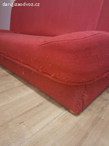 Rozkládací gauč červený