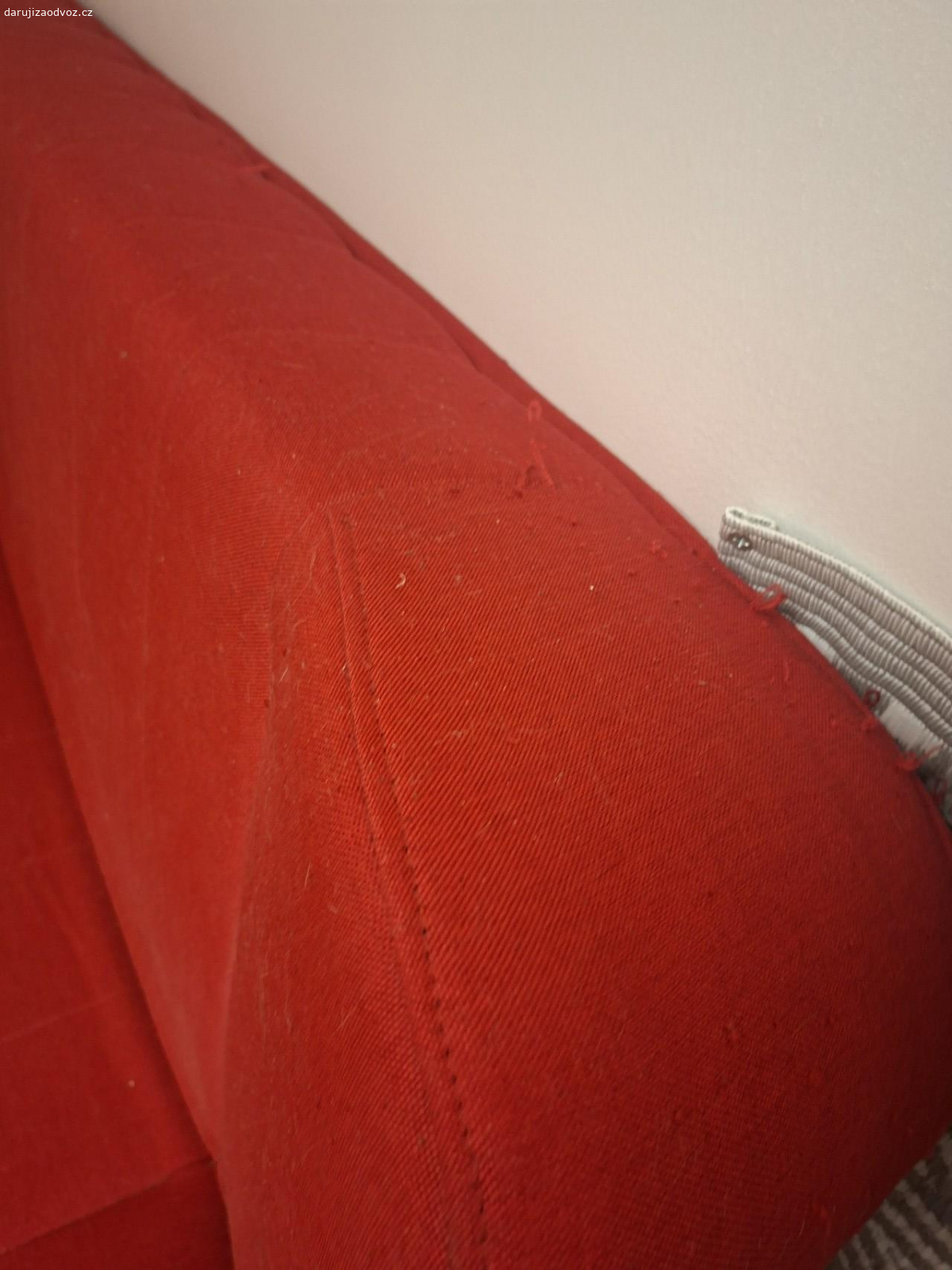 Rozkládací gauč červený. rozkladaci gauč s úložným prostorem např na chatu. potrebuje odžmolkovat a vytepovat, jinak ok