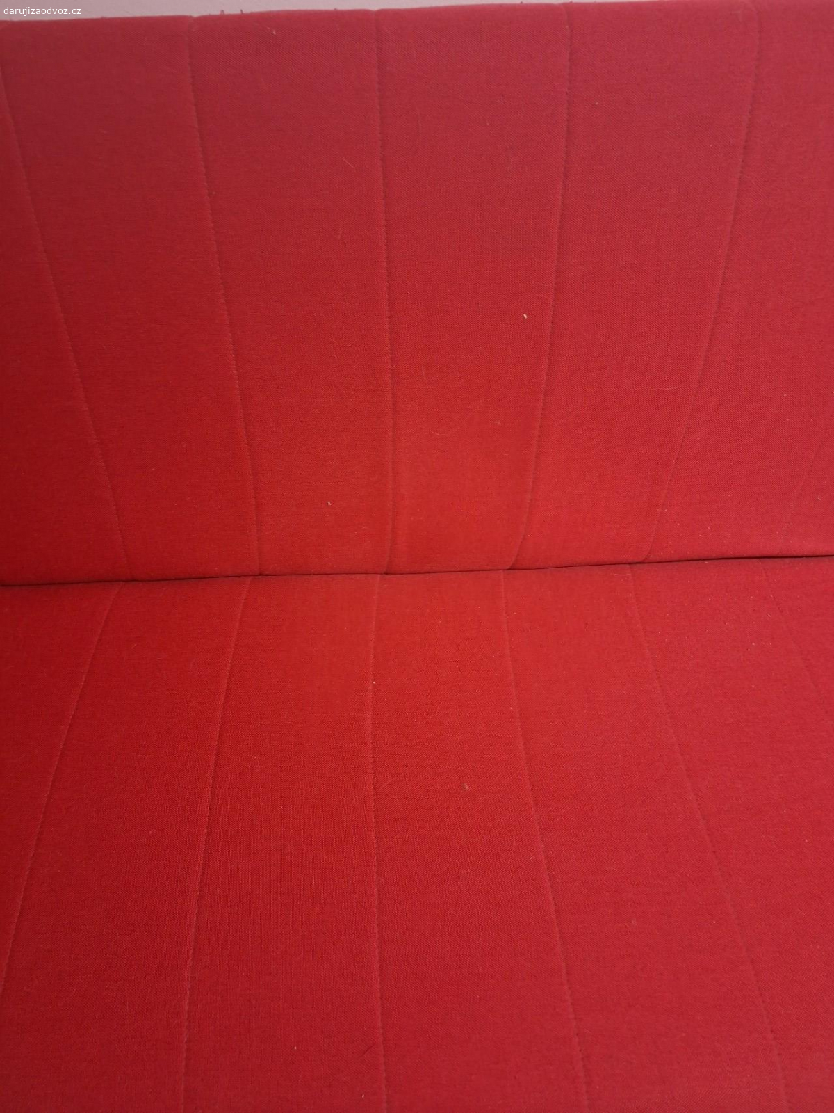 Rozkládací gauč červený. rozkladaci gauč s úložným prostorem např na chatu. potrebuje odžmolkovat a vytepovat, jinak ok