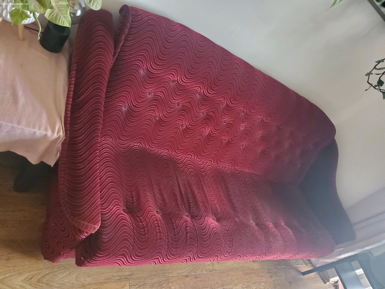 Rozkladaci gauc s uloznym priestorom. Specha! Darujem rozkladaci gauc za odvoz, ma ulozny priestor, rozmery cca 215cm delka, 100cm sirka. Vhodny spis ke stene vzhladom na zadni cast. Mozem darovat aj provizorny sivy potah (odfoteny na prvej fotke). K vyzvednuti ted pres vikend, pripadne v pondeli (11-13.7). Prosim o sms pred volanim.
