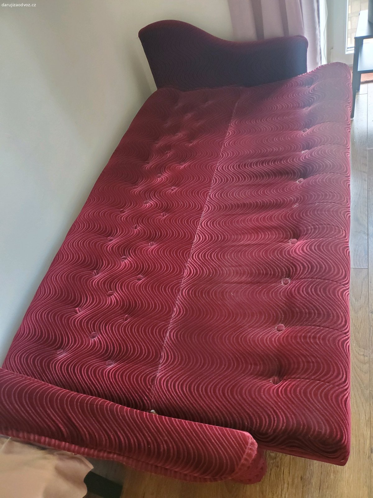 Rozkladaci gauc s uloznym priestorom. Specha! Darujem rozkladaci gauc za odvoz, ma ulozny priestor, rozmery cca 215cm delka, 100cm sirka. Vhodny spis ke stene vzhladom na zadni cast. Mozem darovat aj provizorny sivy potah (odfoteny na prvej fotke). K vyzvednuti ted pres vikend, pripadne v pondeli (11-13.7). Prosim o sms pred volanim.