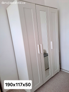 Rozkládací gauč, skřín Ikea, stolek