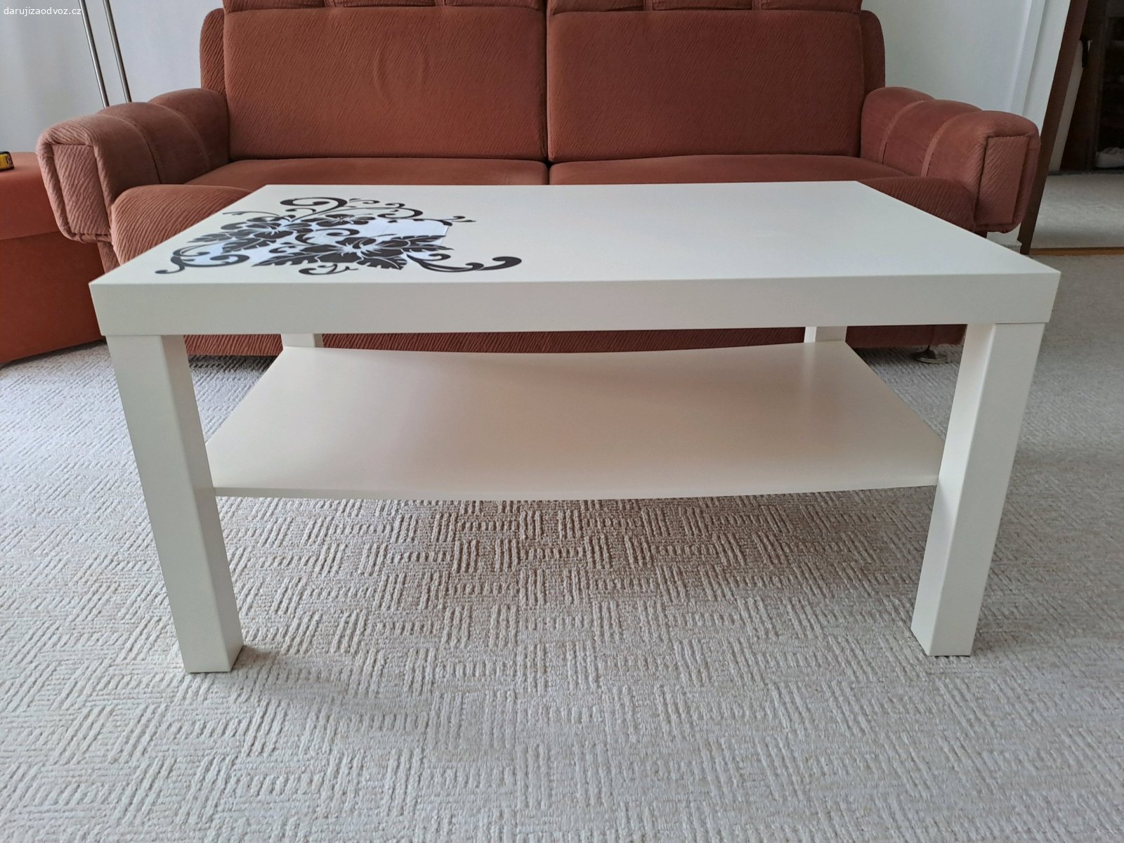 Rozkládací gauč, skřín Ikea, stolek. Daruji (MOŽNO I JEDNOTLIVĚ ! ) rozkládací gauč ( 2 lůžka ), trojdílnou skříň Ikea a konferenční stolek ( tapeta na vrchní desce z důvodu poškození ). Vše se nachází v 1.patře panelového domu se zvýšeným přízemím. Gauč je poměrně hodně těžký.