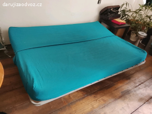 rozkládací gauč v dobrém stavu.