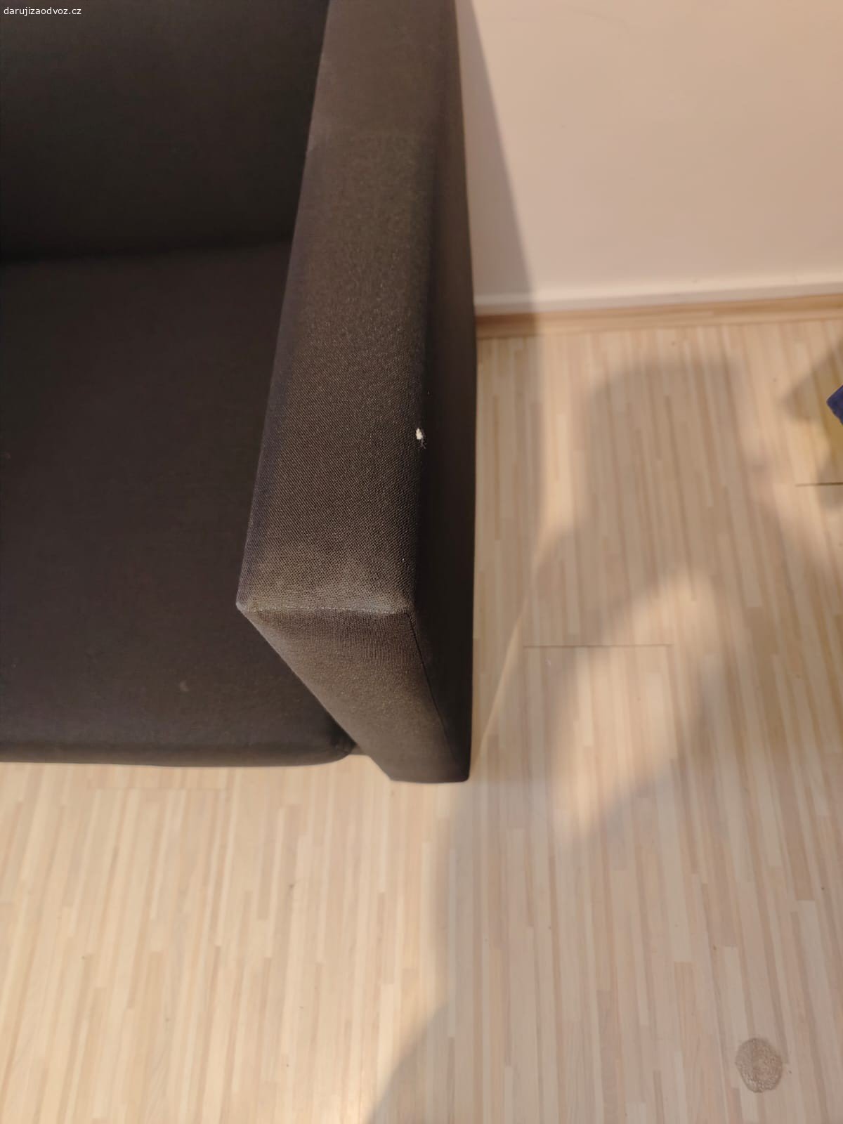 rozkládací gauč. darujem za odvoz tento menší rozkládací gauč. vejdou se v sedu pohodlné dvě osoby a dá se rozložit do dost dlouhého lůžka. je čistý, žádná plíseň nebo hnus. byl používán námi,ale z důvodu stěhování do vlastního,kde již máme musí pryč. škoda ho vyhodit. předání po domluvě. čokoláda potěší, není podmínkou.
