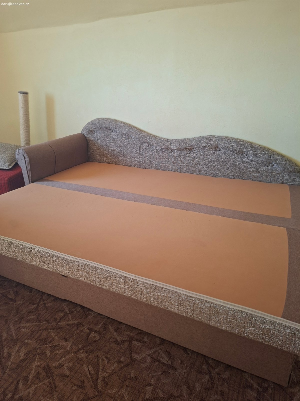 Rozkládací gauč. Rozkládací gauč, při rozložení dvě místa na spaní. Úložný prostor na deky. Vady: fleky na přistýlce viz. foto. Gauč je v prvním patře rodinného domu, při odvozu bude potřeba snést po schodech dolů.