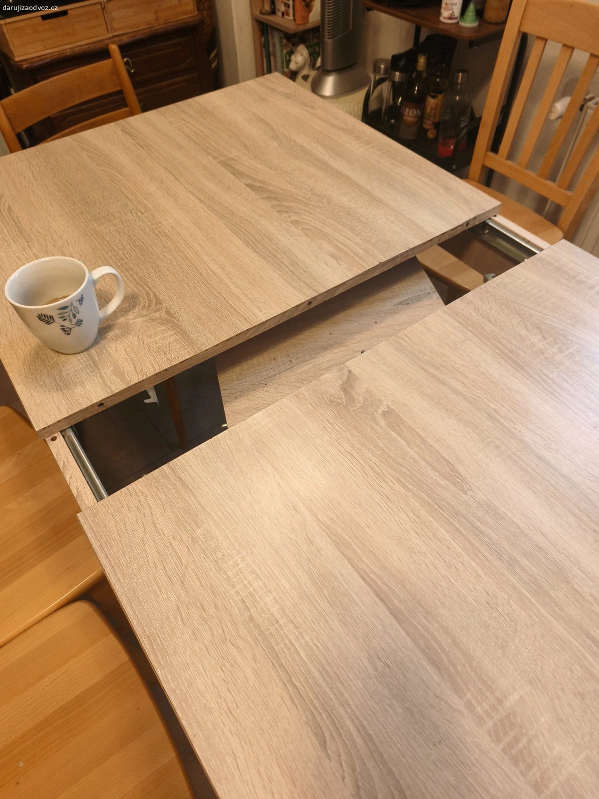 rozkládací jídelní stůl. 140x80, po rozložení 160
má své mouchy, hlavně na hranách, ale nohy jsou pevné, nerozviklane. bez židlí, dekor dub Sonoma