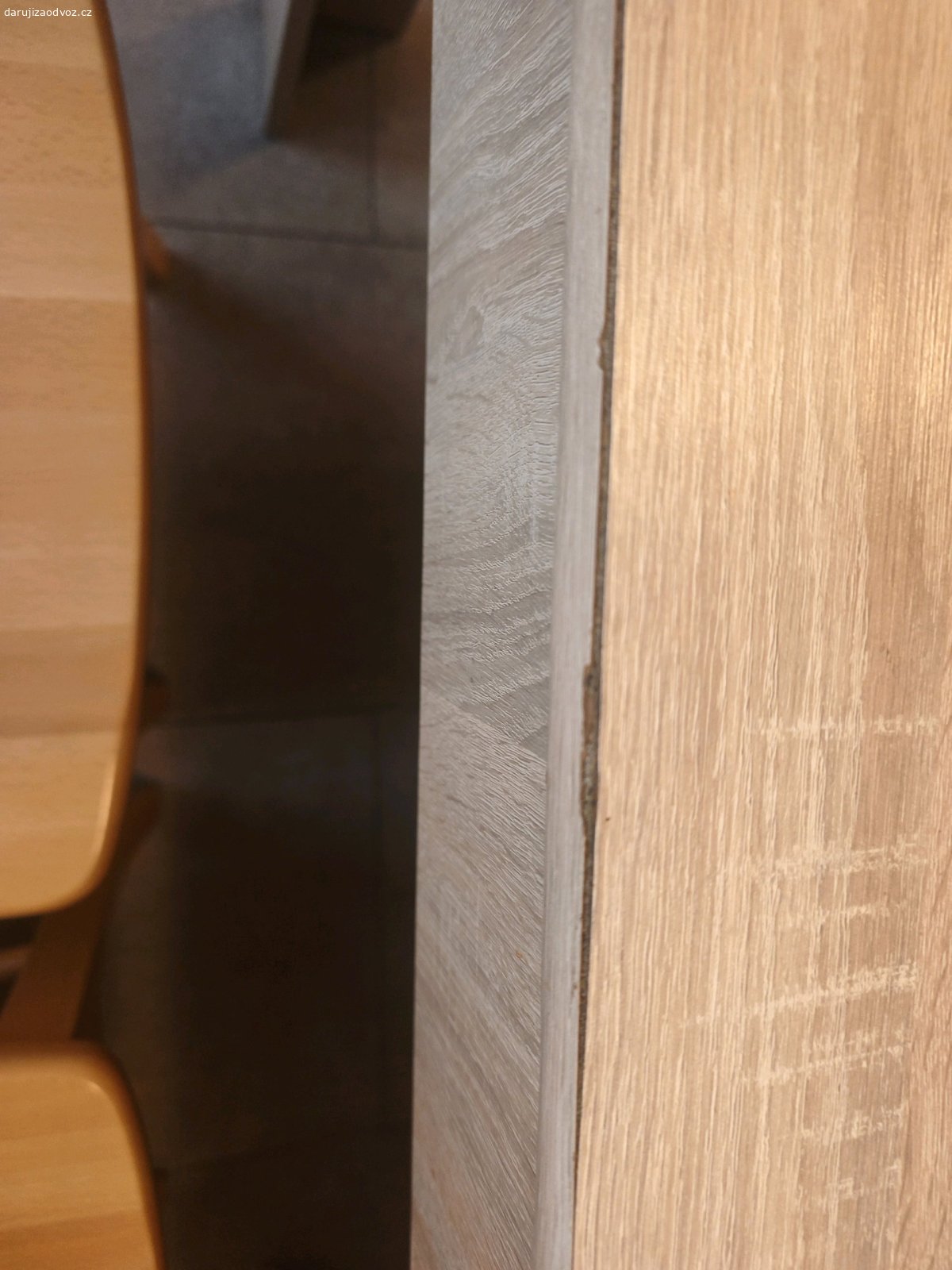 rozkládací jídelní stůl. 140x80, po rozložení 160
má své mouchy, hlavně na hranách, ale nohy jsou pevné, nerozviklane. bez židlí, dekor dub Sonoma