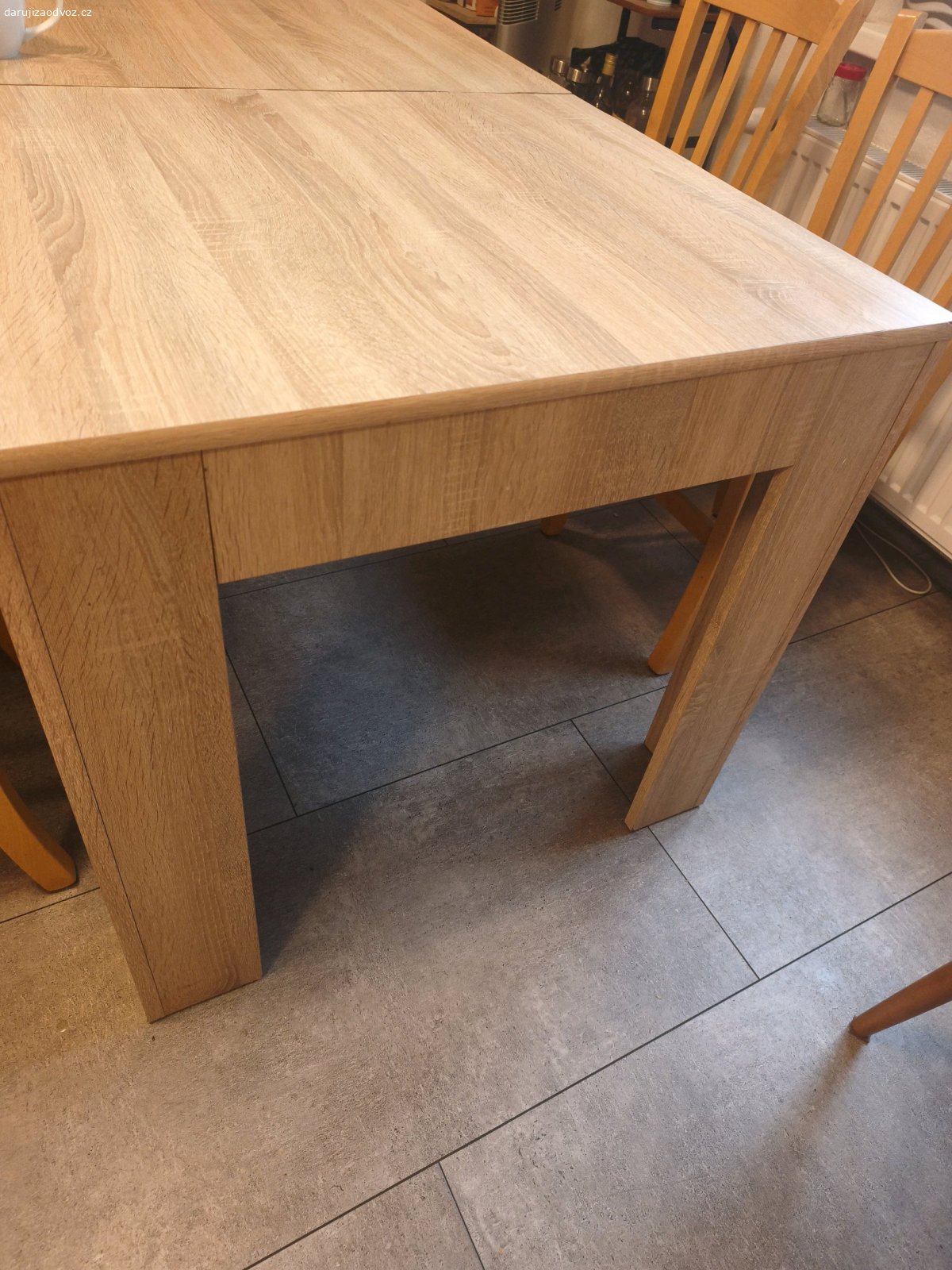 rozkládací jídelní stůl. 140x80, po rozložení 160
má své mouchy, hlavně na hranách, ale nohy jsou pevné, nerozviklane. bez židlí, dekor dub Sonoma