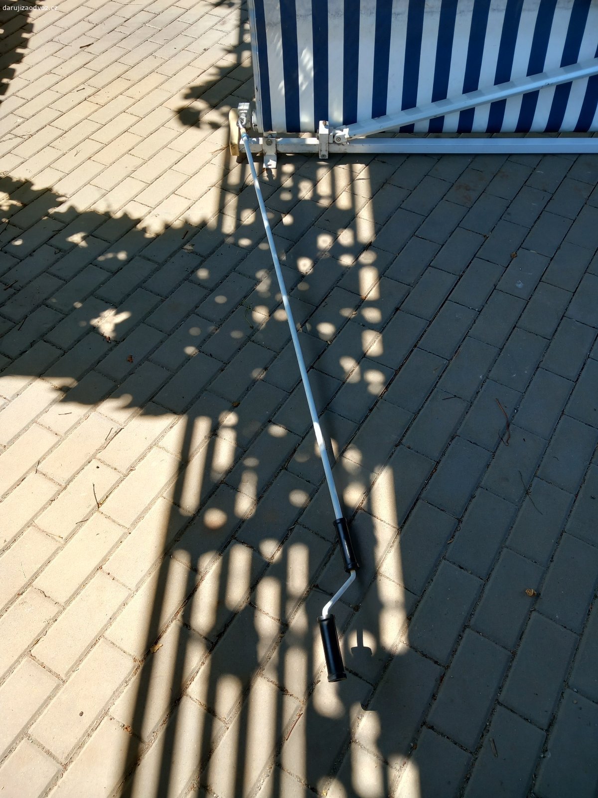 ROZKLÁDACÍ MARKÝZA. Daruji za odvoz
285cm šíře; max délka po roztažení je 195cm