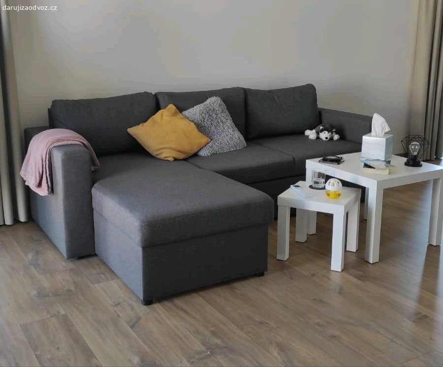 Rozkládací pohovka s chaise longue. Toto je pohovka MARSLEV od firmy Jysk.

Je použitá, ale ve výborném stavu, bez vad a poškození. Dávám ji zdarma, protože si chci pořídit novou a prodej mě nezajímá. Nemohu ji doručit ani poslat – pouze osobní odběr. Samozřejmě ji mohu rozebrat a jednotlivé části připravit k odběru.

Rozměry a podrobnosti najdete přímo na webových stránkách:

https://jysk.cz/obyvaci-pokoj/rozkladaci-pohovky/rozkladaci -pohovka-s-lenoskou-marslev-tmave-seda

Pokud potřebujete nějaké informace, klidně se mě zeptejte.