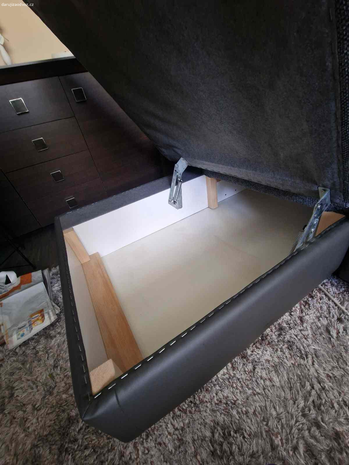 ...rozkládací pohovka s úložným prostorem. DARUJI ZA ODVOZ....velký rozkládací gauč ve tvaru U...s výsuvným lůžkem a velkým úložným prostorem...kombinace látka a koženka...zachovalý..vhodný na spaní i pro velkou rodinu...