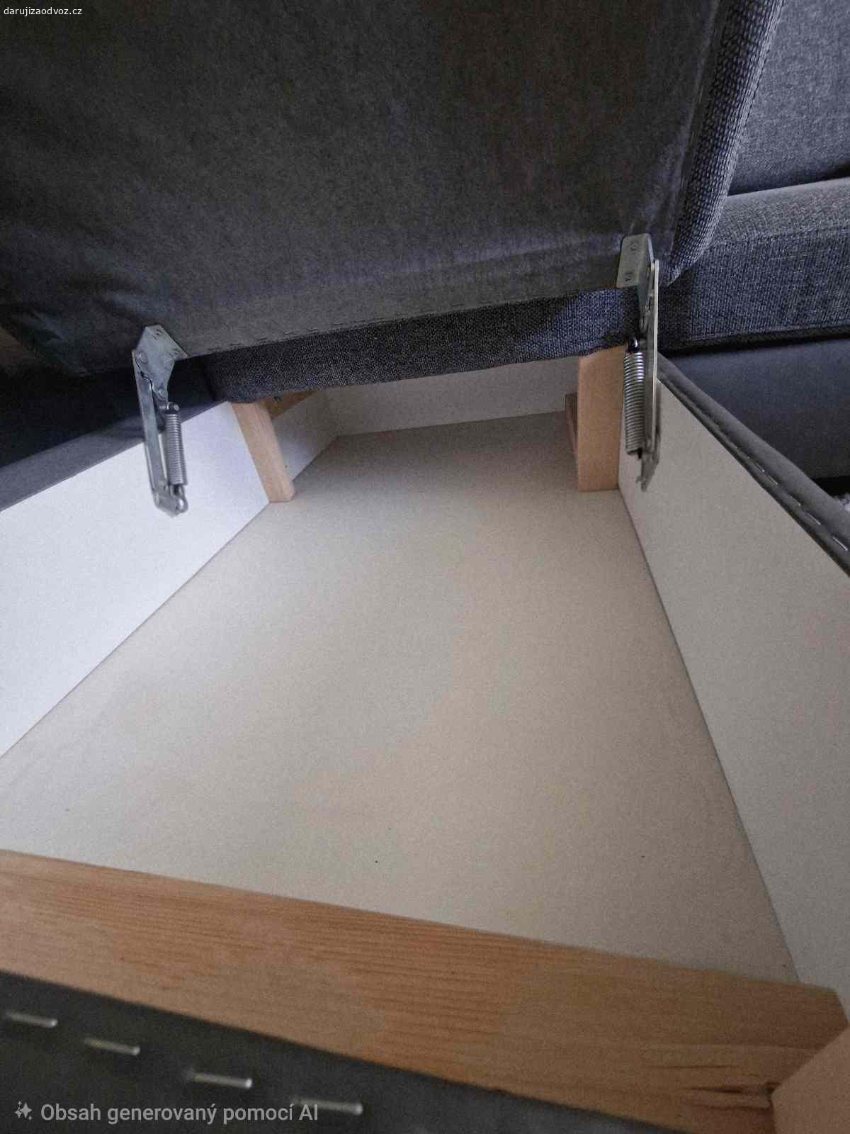 ...rozkládací pohovka s úložným prostorem. DARUJI ZA ODVOZ....velký rozkládací gauč ve tvaru U...s výsuvným lůžkem a velkým úložným prostorem...kombinace látka a koženka...zachovalý..vhodný na spaní i pro velkou rodinu...