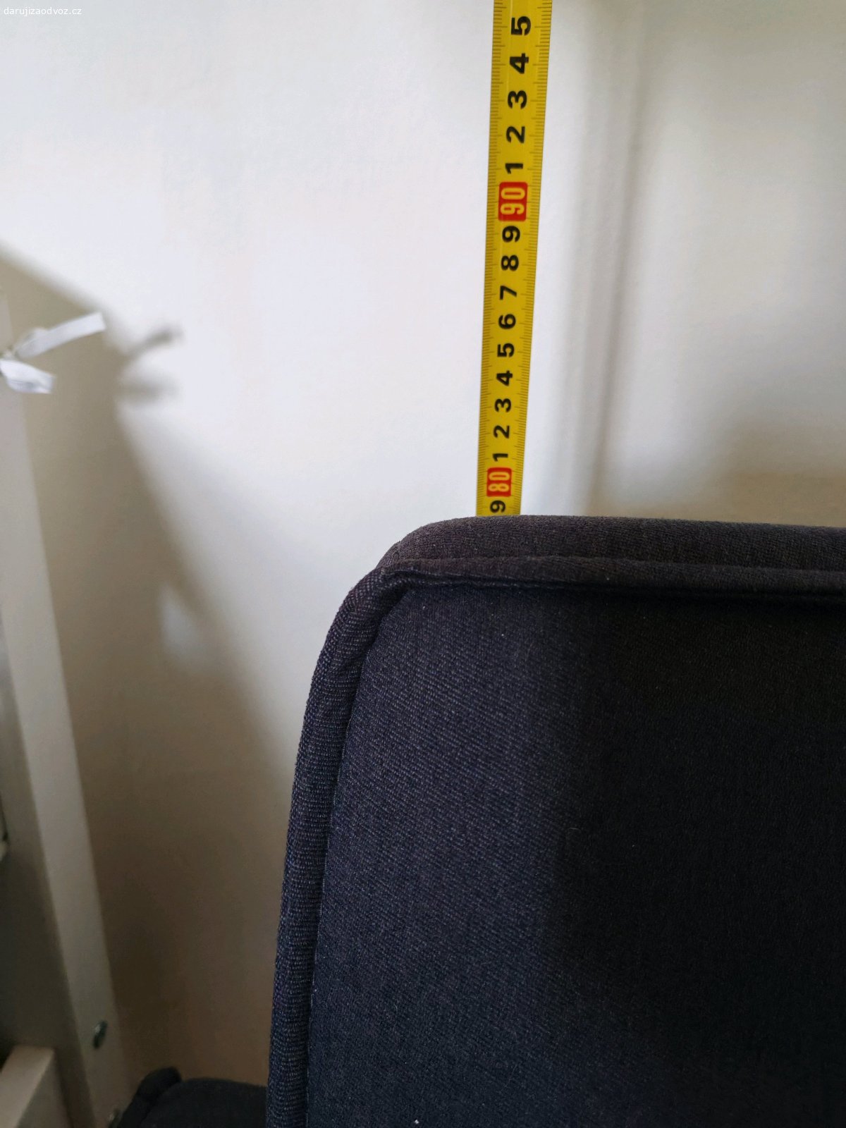 Rozkladací pohovka. Vysisovana od sluníčka, jinak pěkná.
Kdyz se rozloží šířka lůžka je cca 110 cm.
V případě zájmu, máme ještě na podobný způsob křeslo ve stejném stylu.
Pohovka je opravdu dlouhá, takže nutný odvoz tak, aby se vám skutečně vešla.