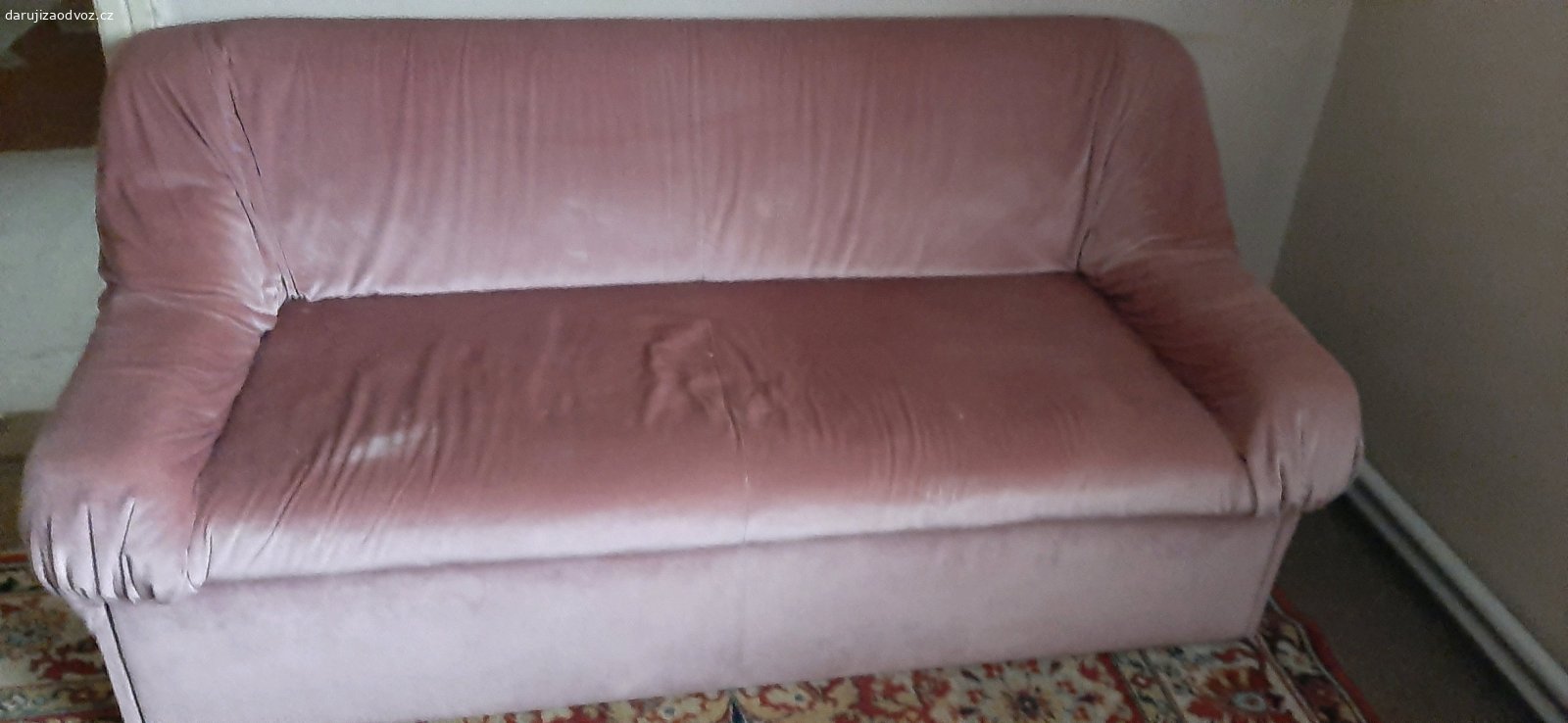 Rozkládací pohovka. Daruji rozkládací pohovku,šířka 160cm,šířka lůžka 147cm.Barva starorůžová sametová.
