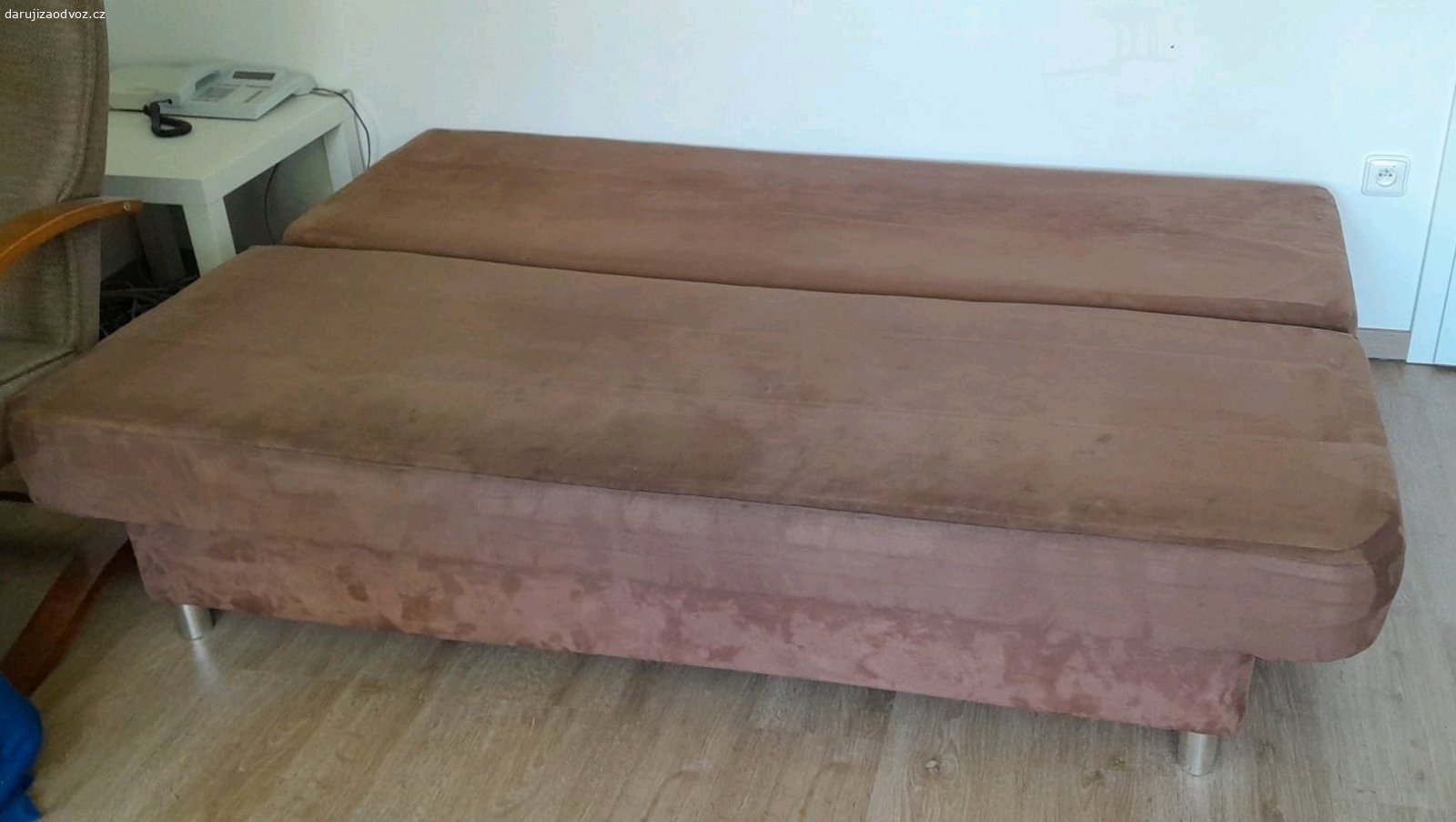 Rozkládací pohovka. Rozkládací pohovka s úložným prostorem. Rozměry 185x80, v rozloženém stavu 185x130.