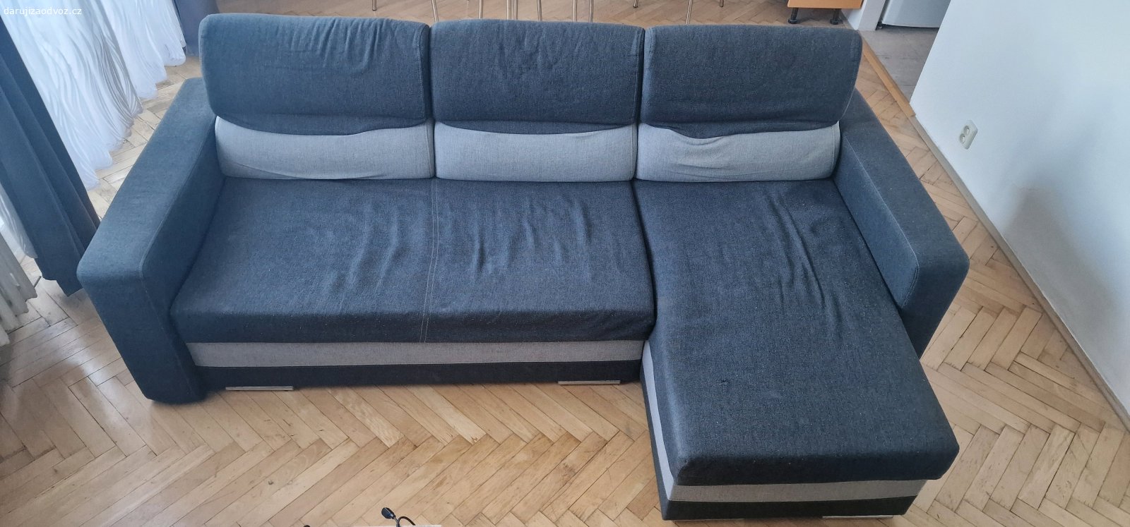 Rozkládací rohová pohovka. Nabízím za odvoz prostornou rozkládací pohovku s úložným prostorem. Používaná cca 10 let, takže má místy viditelné známky opotřebení, ale rozhodně ještě dost použitelná. 

⚠️ Na jednom křídle je prasklé péro, od kterého je v potahu malá dírka. Na tomto konkrétním místě nedoporučuji sedět přímo.
? Rozměry (D × Š × V): 230 × 137 × 86 cm

Kupujeme si nový gauč a radši to dáme ještě někomu kdo ho využije než se dostane na smetiště. 
Vhodná například na chalupu, chatu, do dílny nebo pro někoho jako dočasné řešení.

Cena: ZDARMA – pouze za odvoz.