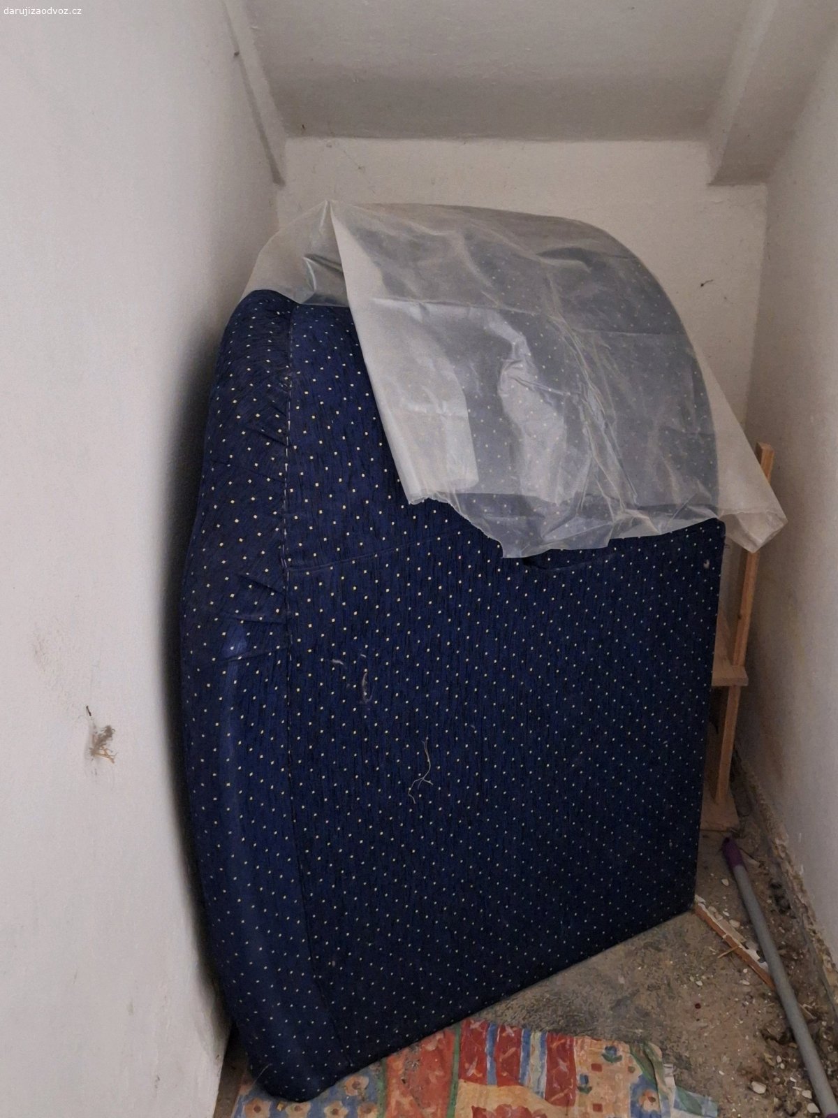 Rozkládací rohový modrý gauč. Tmavomodrý gauč, tři části, s možností lůžka, má taky úložné prostory. nutné vyčistit, jinak naprosto funkční. Odvoz nutný vlastní, nejlépe 28. 10. Praha-Vršovice